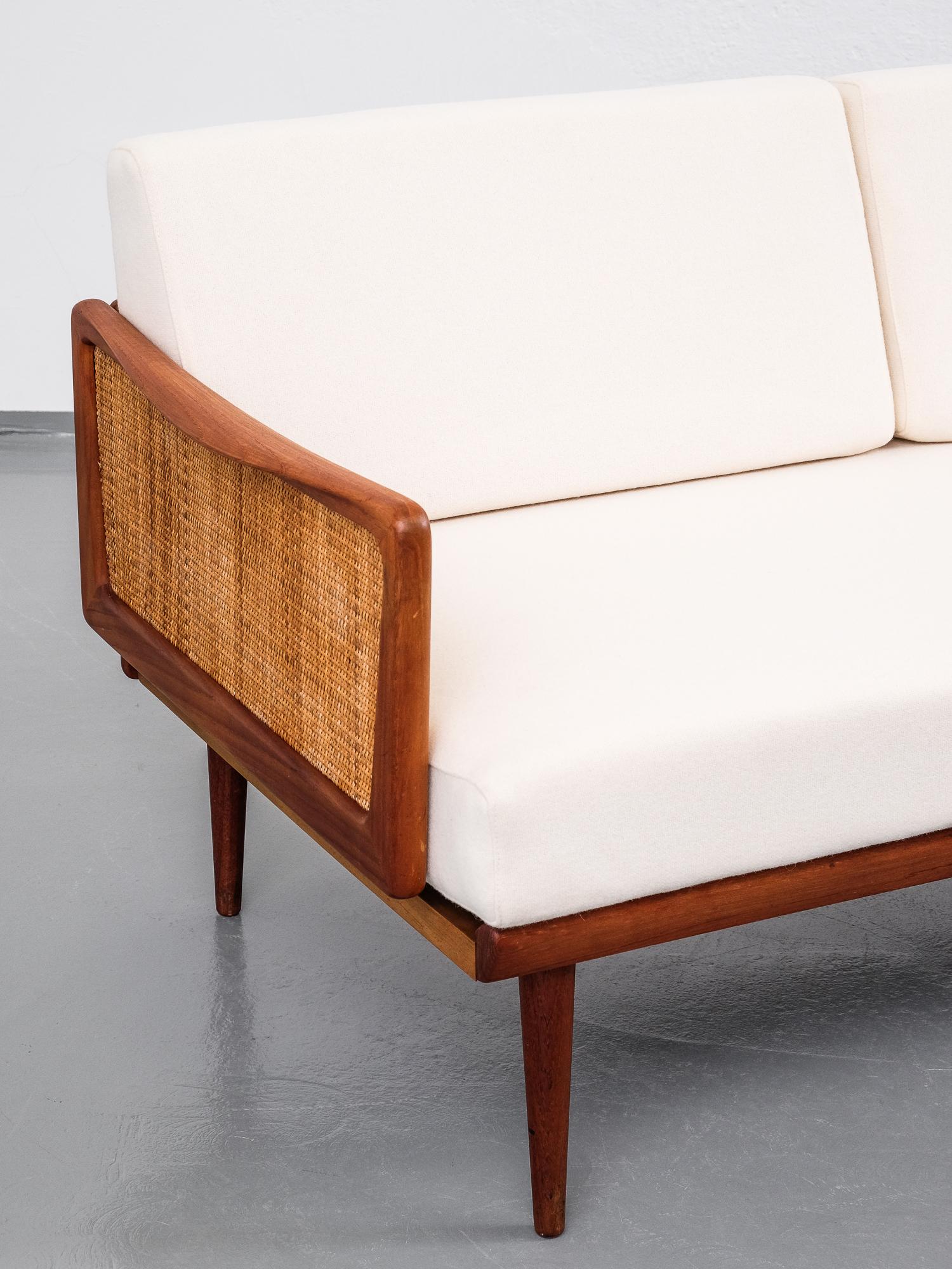 Tissu Canapé ou lit de repos modèle FD451 par Peter Hvidt & Orla Mølgaard Nielsen, années 50