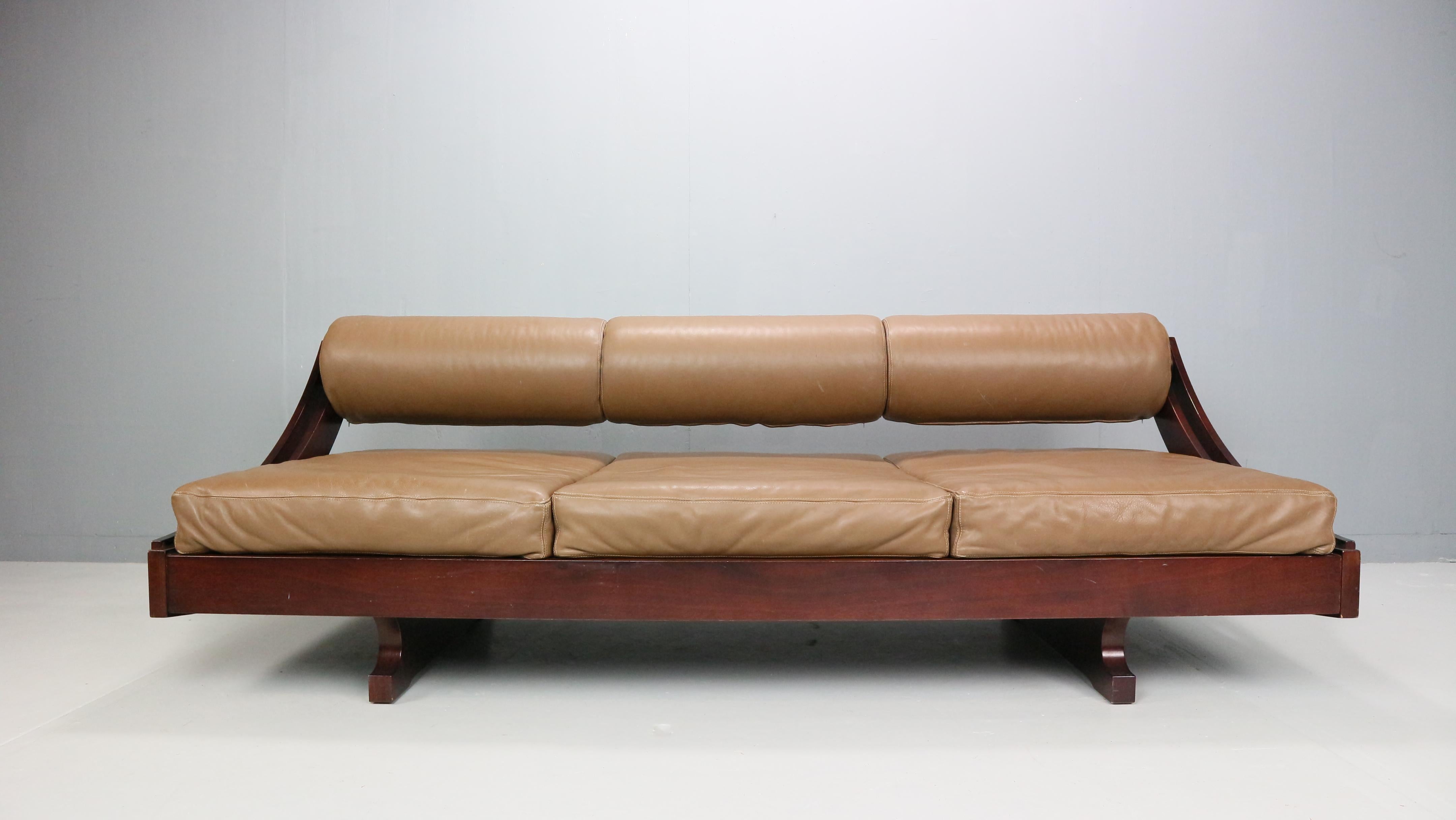 El sofá-cama Gianni Songia Coñac Sormani, diseñado en Italia en 1963, es un ejemplo impresionante del diseño de muebles modernistas de mediados de siglo. La forma distintiva del sofá cama se caracteriza por sus líneas limpias y su estética