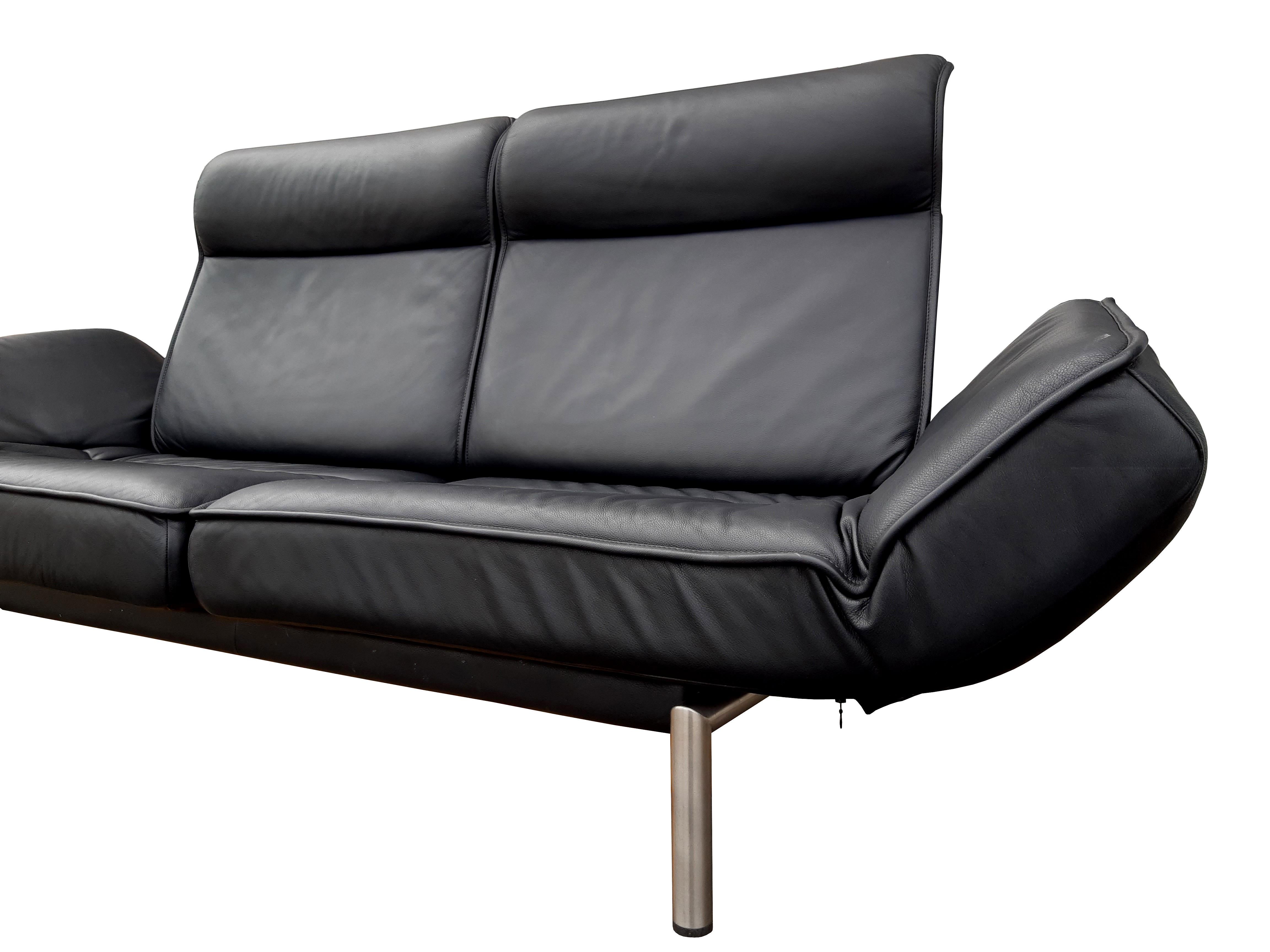Sofa DE SEDE DS-450 Twist

Design: Thomas Althaus

Das Gestell besteht aus einer Metallgrundkonstruktion aus gebürsteten Edelstahlrohren, die Sitze und Armlehnen aus einem tragenden Komfort-Schaumkern mit Polsterwatteauflage.

Die Rückenkissen sind
