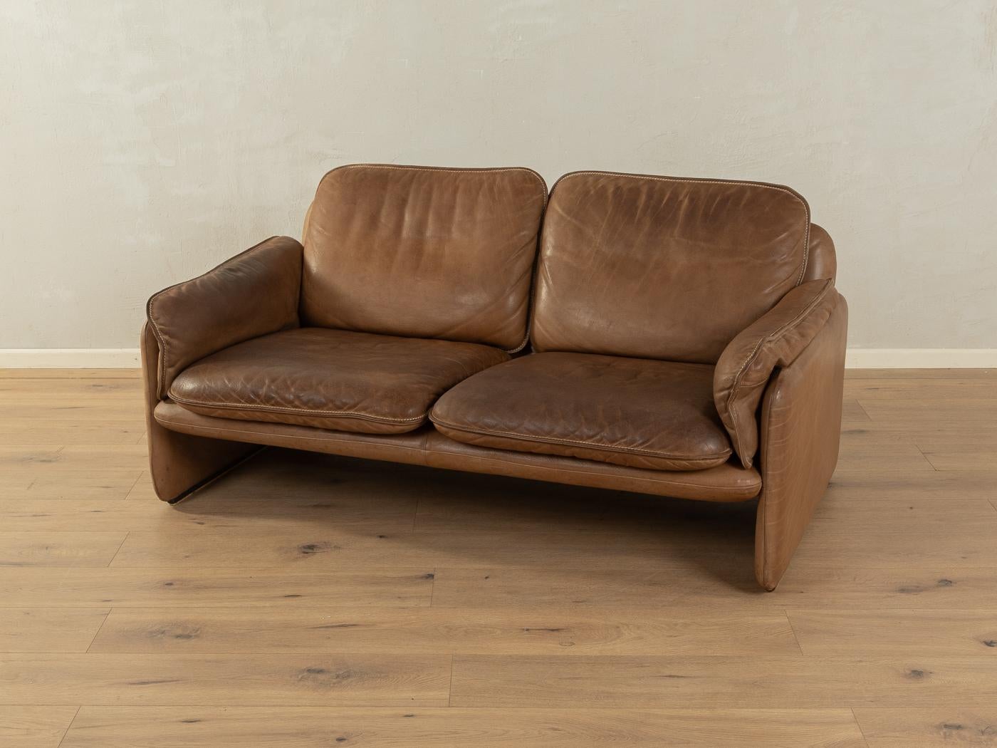 Canapé classique des années 1970. Modèle DS-61 de de Sede avec la superbe couverture d'origine en cuir de buffle marron avec une belle patine.

Caractéristiques de qualité :

    très bon travail
    des matériaux de haute qualité
    Fabriqué en
