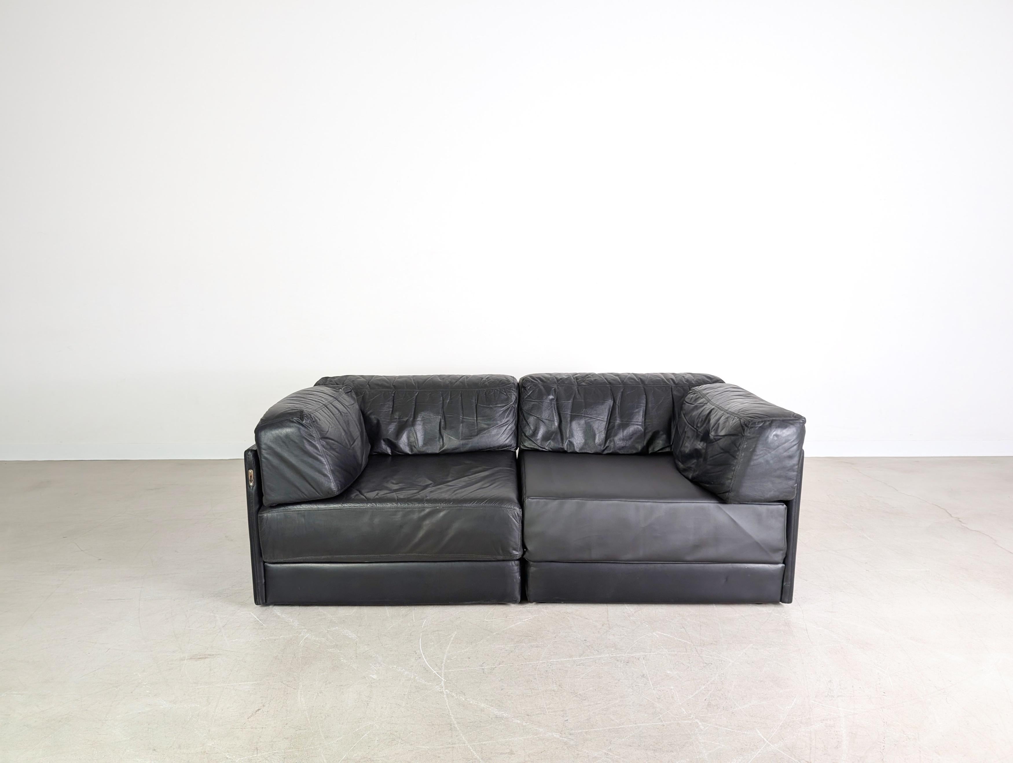 Te ofrecemos un bonito De Sede DS 76 Zweiersofa de los años 80 para comprar. El sofá está formado por dos módulos que se pueden combinar a la perfección. Uno de los asientos se ha revestido con un nuevo revestimiento cerámico, por lo que es más