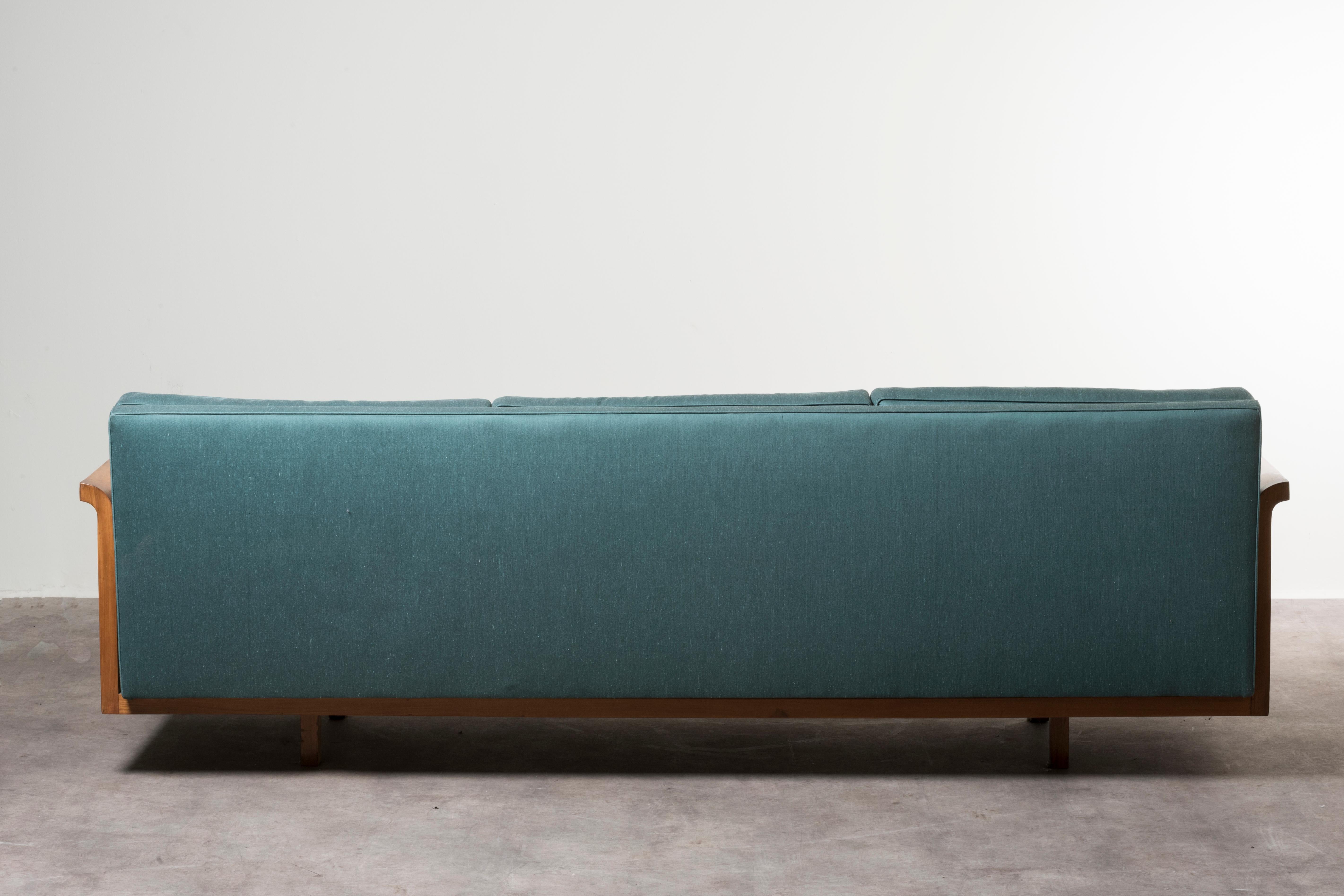 1950 Branco e Preto-Sofa wood fabric upholstery Manufactured by Paubrà In Good Condition For Sale In Milano, Lombardia