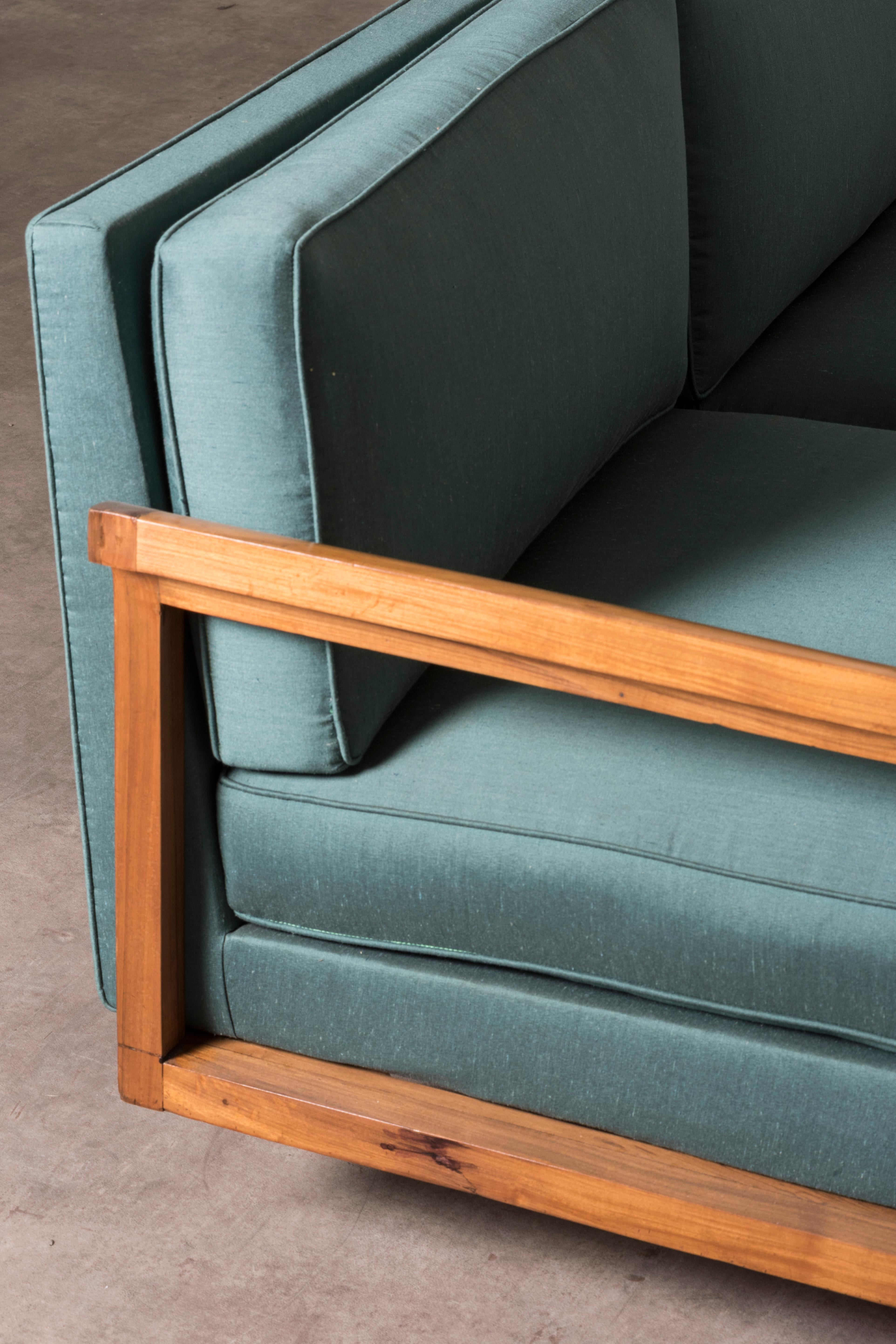 1950 Branco e Preto-Sofa wood fabric upholstery Manufactured by Paubrà For Sale 1