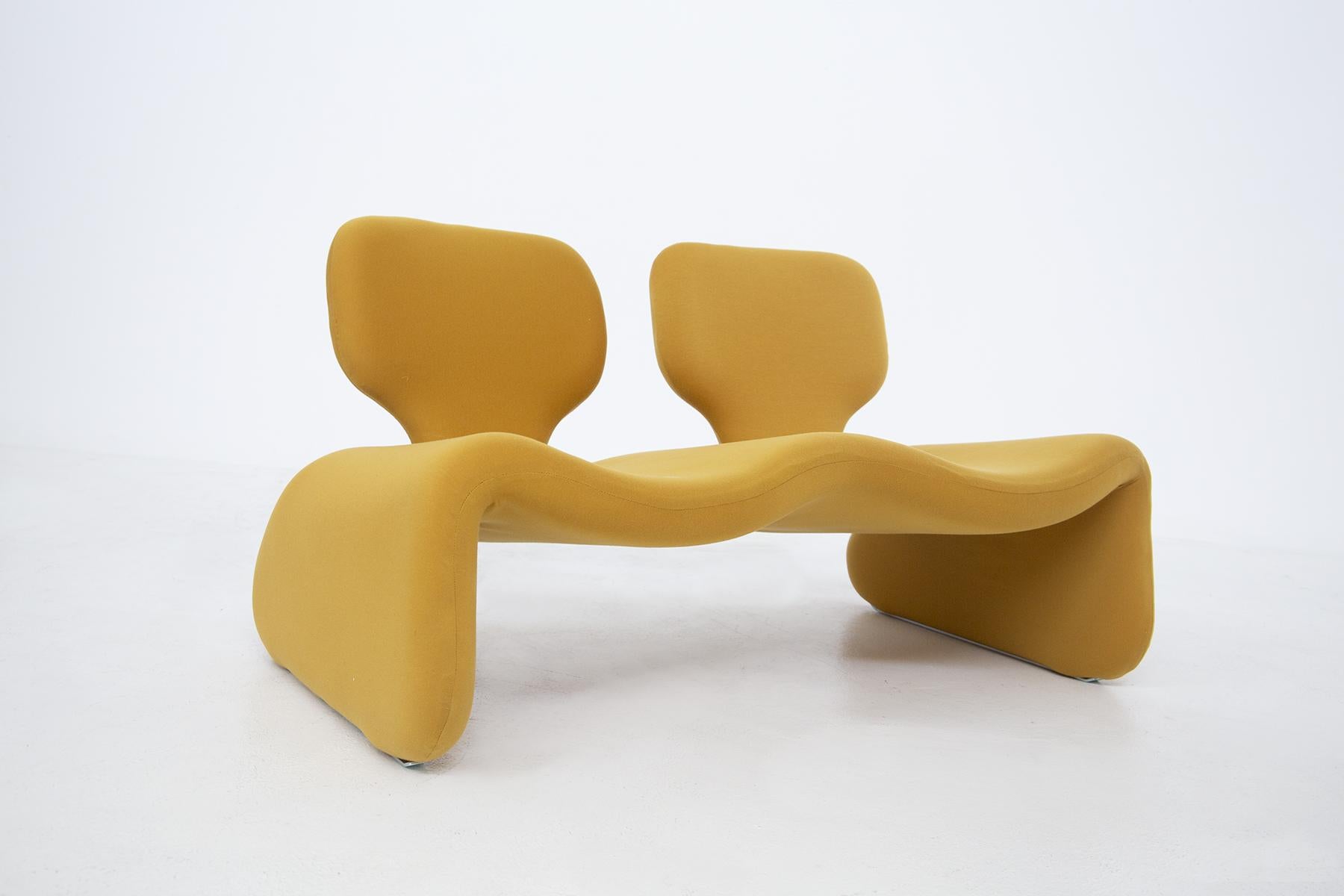 Zweisitziges Vintage-Sofa Djinn, entworfen von Olivier Mourgue 1965 für Airborne. Metallrahmen mit Schaumstoff gepolstert und mit gelbem Kvadrat Verlagsstoff bezogen. Die Füße haben Stahlkufen. Das Dschinn-Sofa, dessen Form von den Flaschengeistern