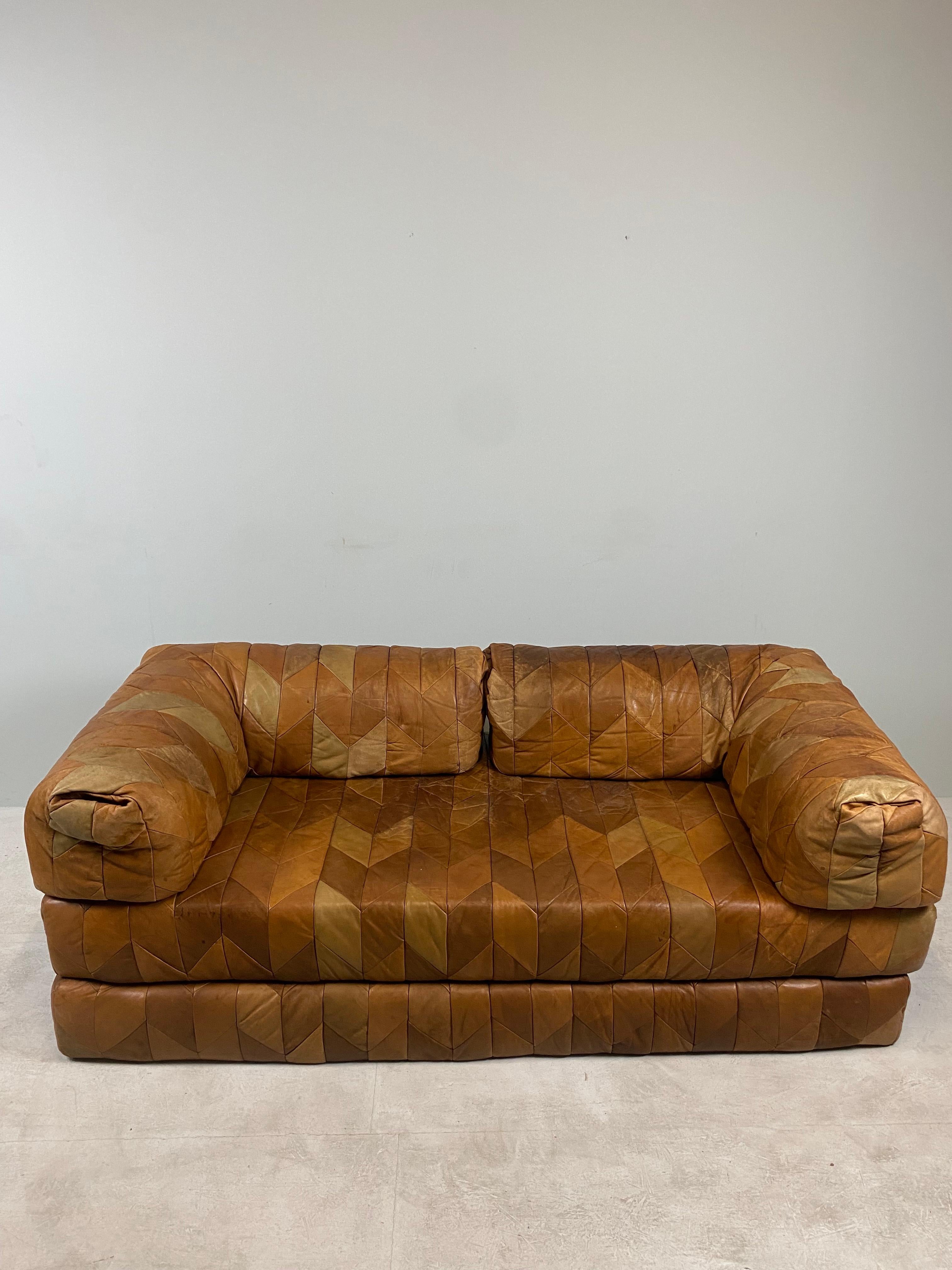 Magnifique et rare canapé en patchwork de cuir DS88 conçu par De Sede Team, Suisse 1970. Le canapé est unique grâce aux différentes parties en cuir. Convient également comme canapé gigogne sur lequel vous pouvez dormir à merveille. Le canapé est en