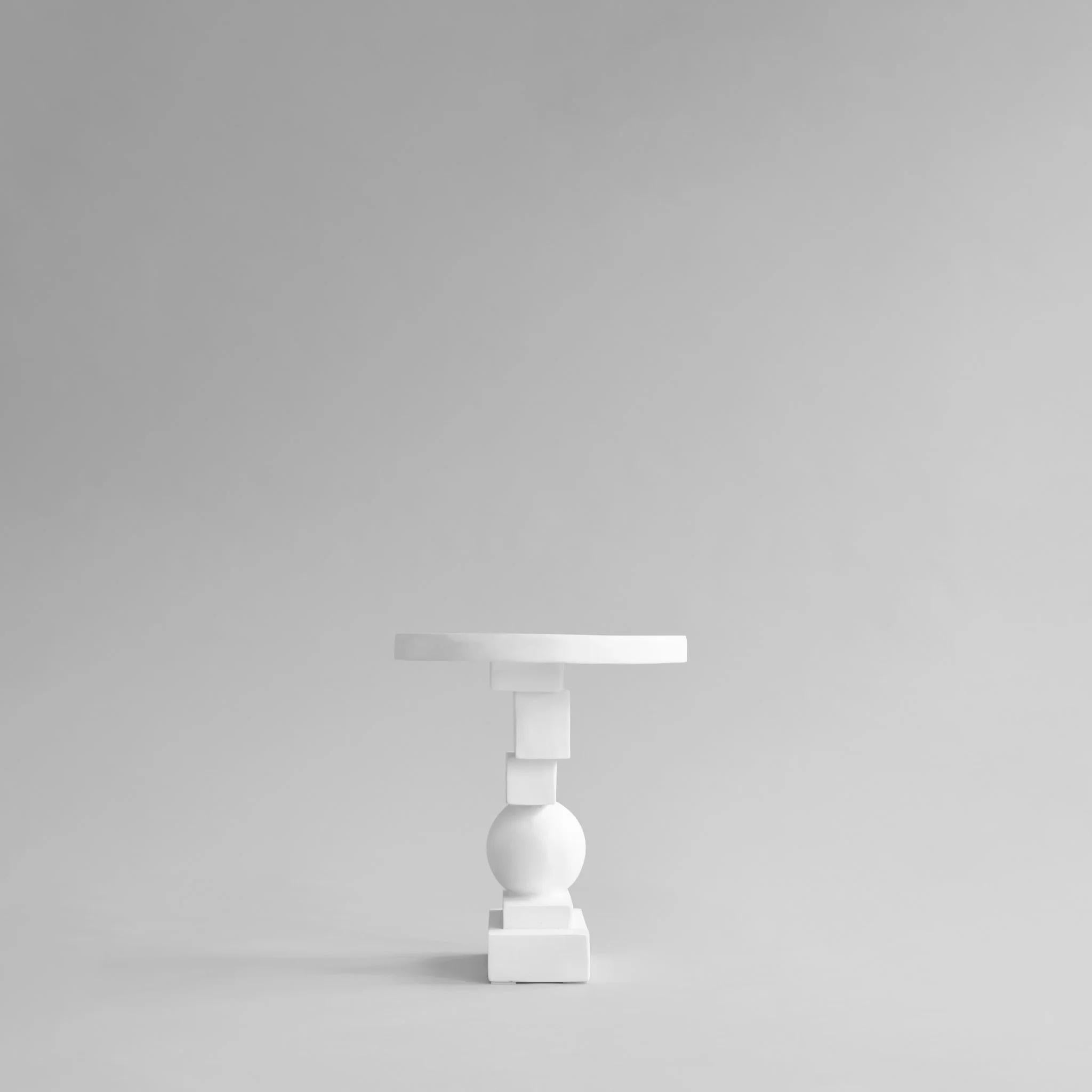 Moderne Bout de canapé, table d'appoint blanche, Modèle d'artiste, Pièce contemporaine, XXIe siècle. en vente
