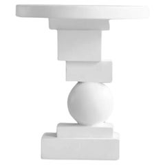 Bout de canapé, table d'appoint blanche, Modèle d'artiste, Pièce contemporaine, XXIe siècle.