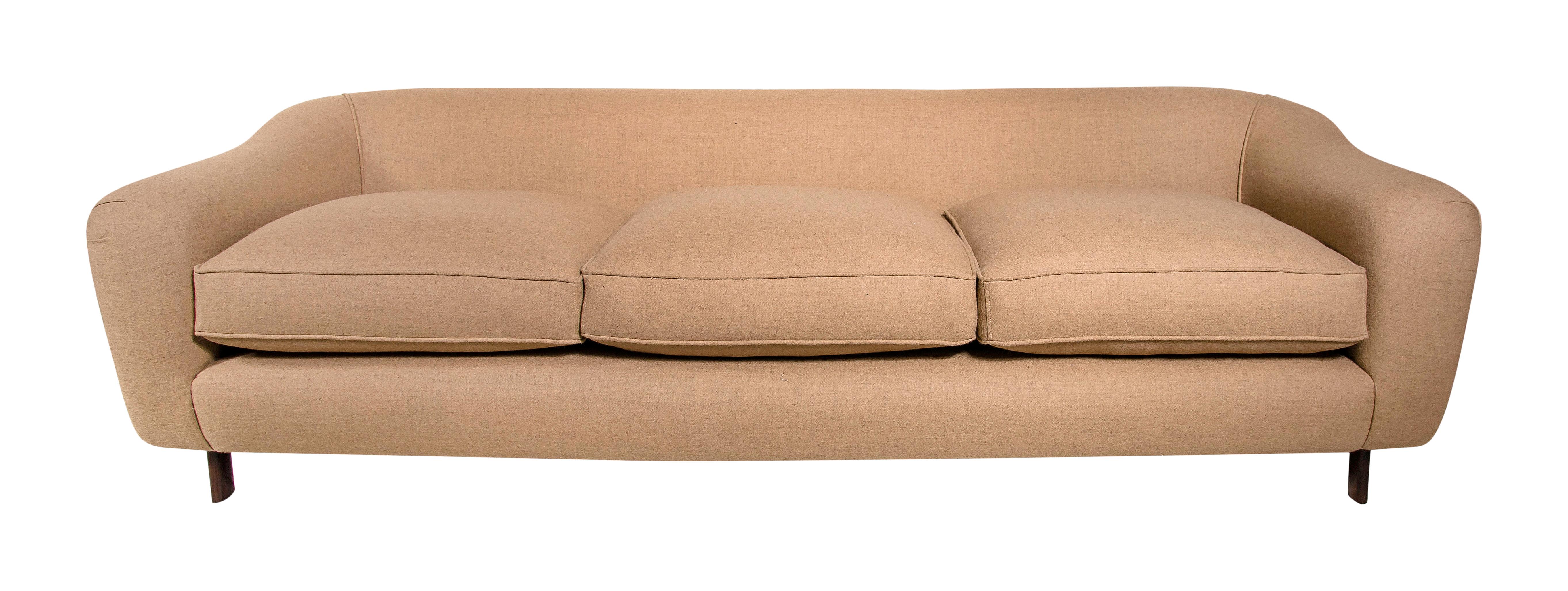 Raffiné et accueillant, ce canapé incarne l'engagement de Joaquim Tenreiro en faveur de la légèreté et des proportions modernes. Son profil incurvé et ses pieds effilés en jacaranda lui confèrent une sophistication tranquille, tandis que le contour