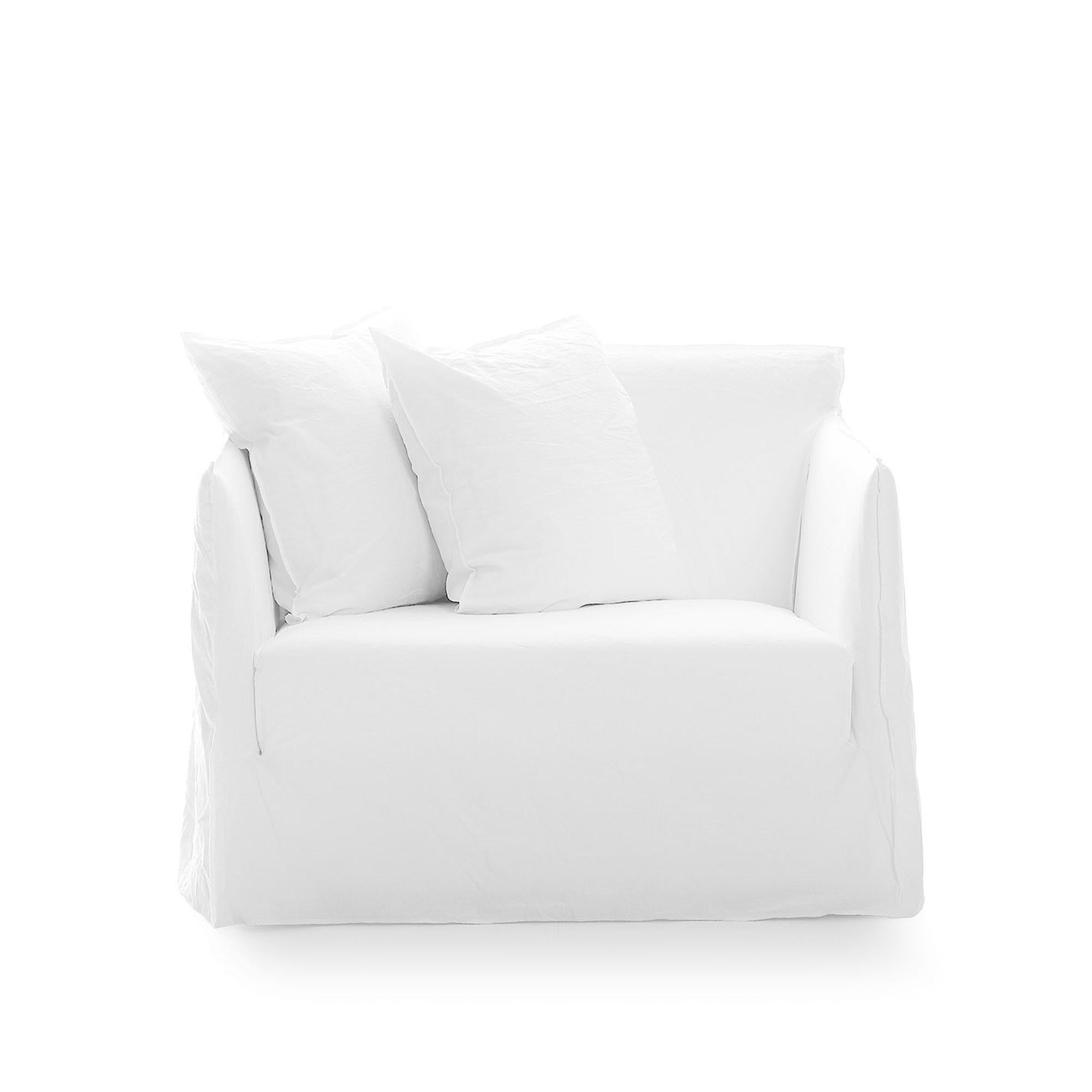 Gervasoni Ghost 09 - Loveseat
Design: Paola Navone

Ghost 09 is a compact and elegant loveseat, part of the versatile Ghost collection. With its essential structure padded in polyurethane foam, it offers both durability and comfort, while the loose