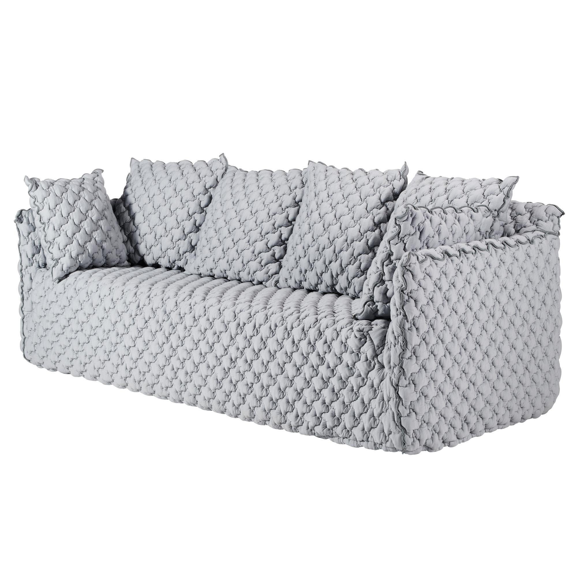 Gervasoni Fantasma 12
Diseño: Paola Navone

Ghost 12 es un loveseat compacto y elegante, que forma parte de la versátil colección Ghost. Su estructura limpia y acolchada de espuma de poliuretano garantiza tanto durabilidad como comodidad, mientras