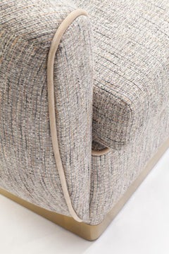 Divano Grace a 2 posti con tappezzeria Marka River blu e base in ottone lucido