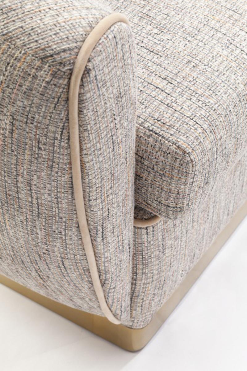 XXIe siècle et contemporain Canapé Grace à 3 places en tissu bleu clair Marka River et base en laiton poli en vente