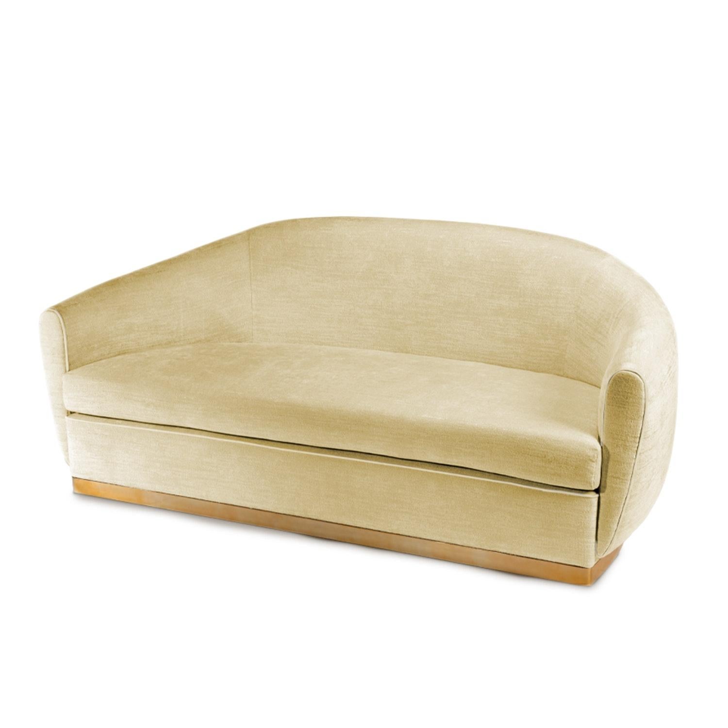 Art Déco Divano Grace a 3 posti con tappezzeria Marka 10 beige e base in ottone lucido in vendita