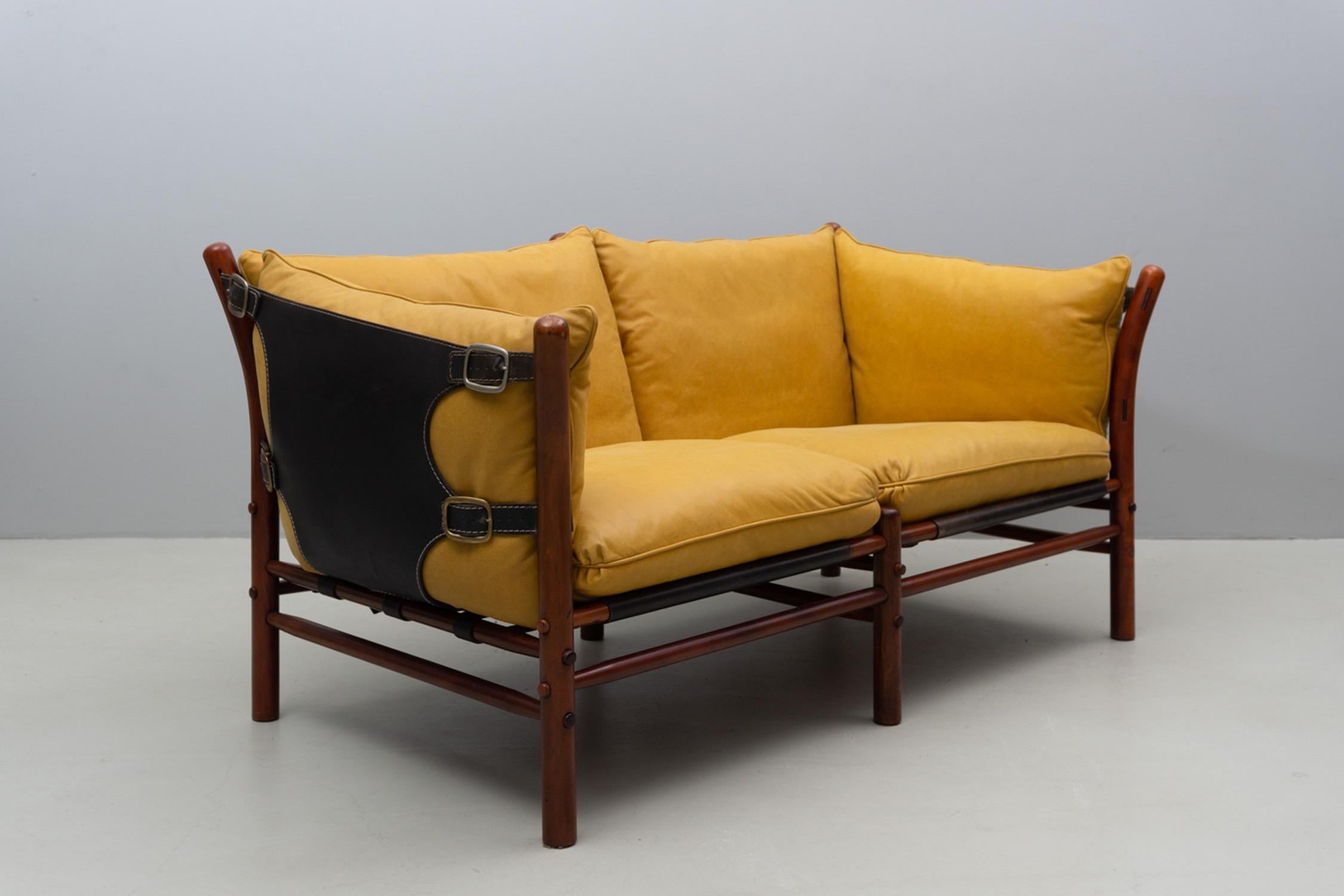 Canapé 'Illona' pour deux personnes en cuir de buffle de couleur moutarde avec une structure en bois de bouleau. Une couverture et des descentes renouvelées. 

Arne Norell (1917-1971) était un designer de meubles et un entrepreneur suédois. Il a