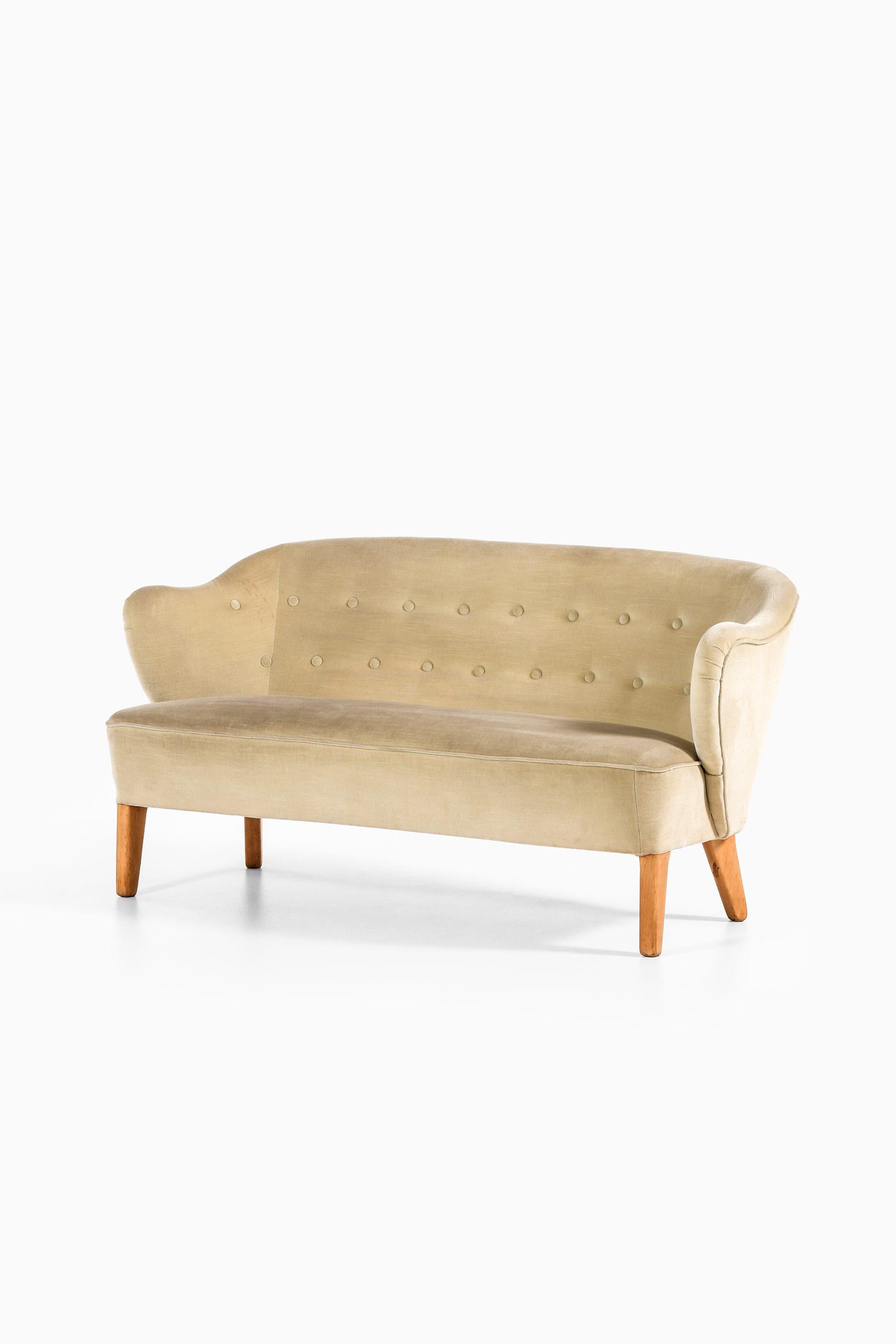 Sofa in Eschenbeinen mit originalem Samt-Mohair-Stoff von Flemming Lassen, 1940er Jahre

Zusätzliche Informationen:
MATERIAL: Beine aus Esche mit Original-Samt-Mohair-Stoff
Stil: Mitte des Jahrhunderts, skandinavisch
Hergestellt vom Tischler Jacob