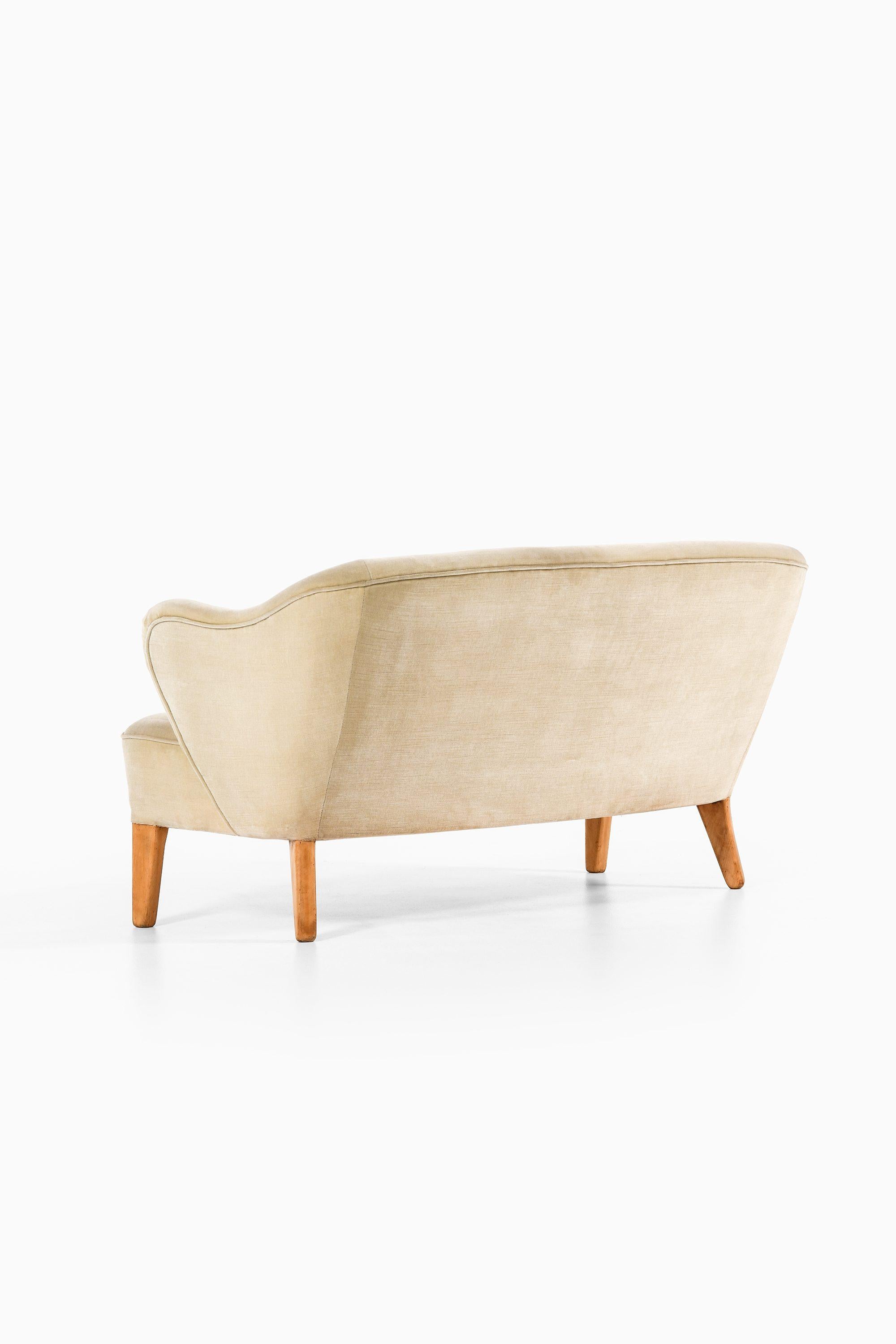 Sofa in Eschenbeinen mit originalem Samt-Mohair-Stoff von Flemming Lassen, 1940er Jahre (Skandinavische Moderne) im Angebot