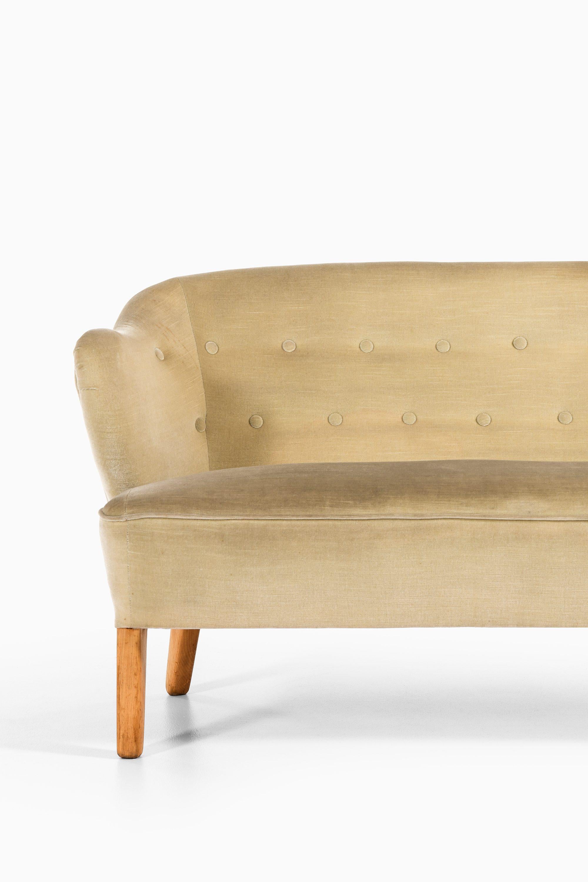 Sofa in Eschenbeinen mit originalem Samt-Mohair-Stoff von Flemming Lassen, 1940er Jahre (Dänisch) im Angebot