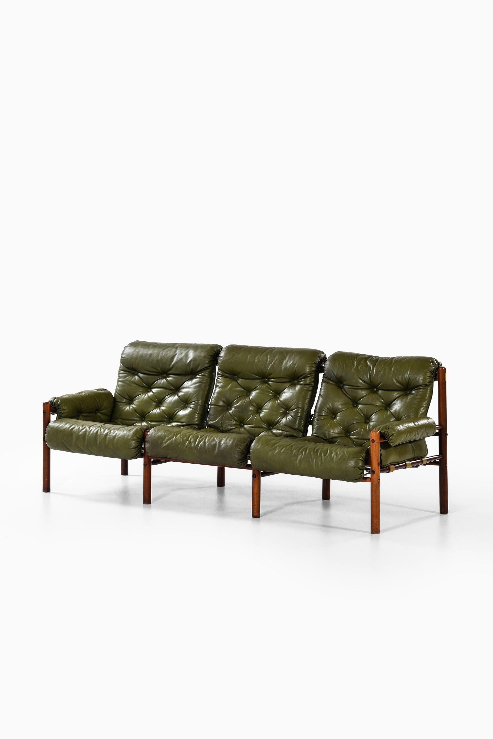Sofa in Beech and Leather by Arne Norell, 1960s

Additional Information:
Material: Dark stained beech, original green leather and brass
Style: midcentury, Scandinavian
Produced by Arne Norell AB in Aneby, Sweden
Dimensions (W x D x H): 220 x