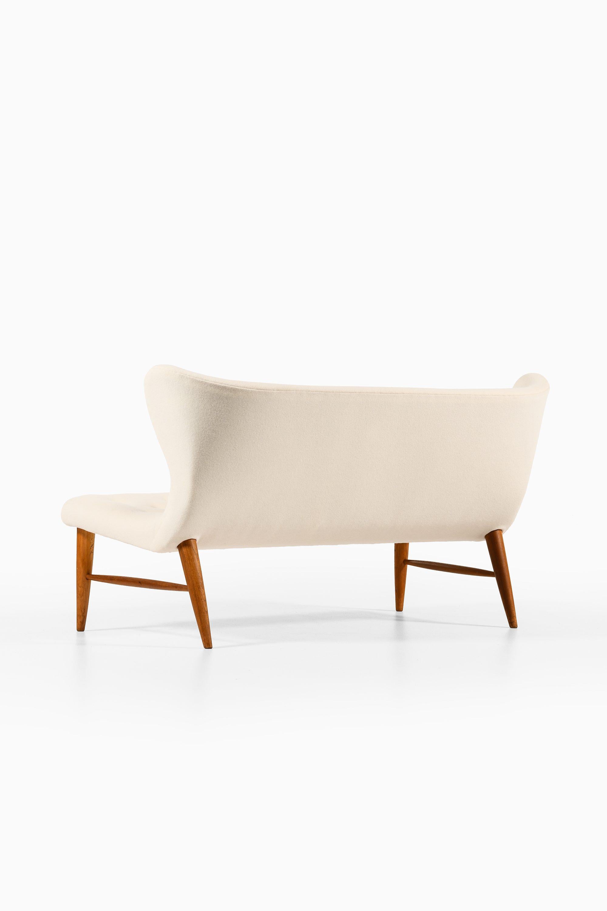 Suédois Canapé en Beeche et retapissé en tissu Kvadrat par Erik Bertil Karlén, années 1940 en vente
