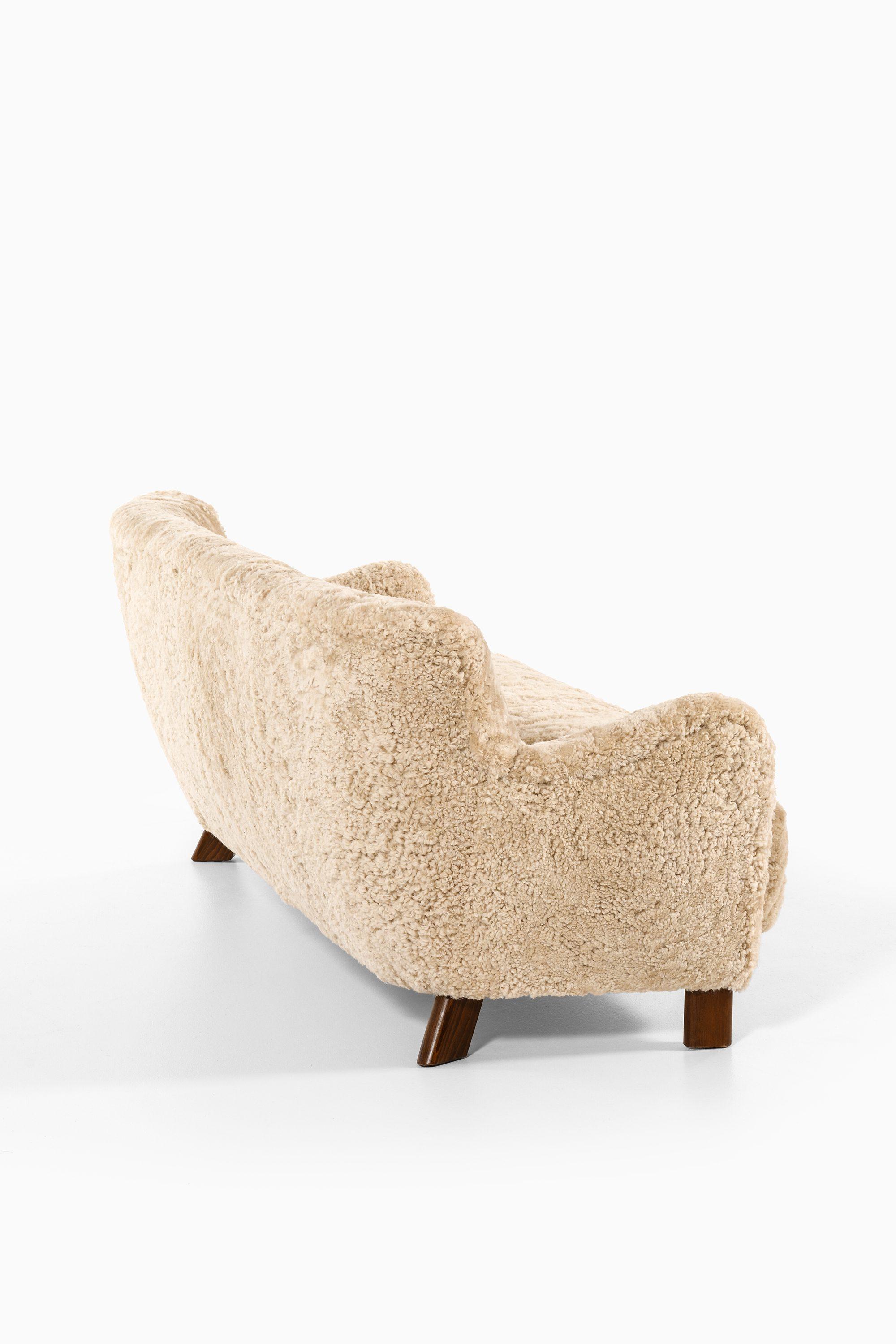 Divano in Beeche e appena rivestito in pelle di pecora e bottoni in pelle naturale di Fritz Hansen, 1941

Informazioni aggiuntive:
Materiale: Beeche e rivestimento recente in pelle di pecora e bottoni in pelle naturale
Stile: Metà secolo,