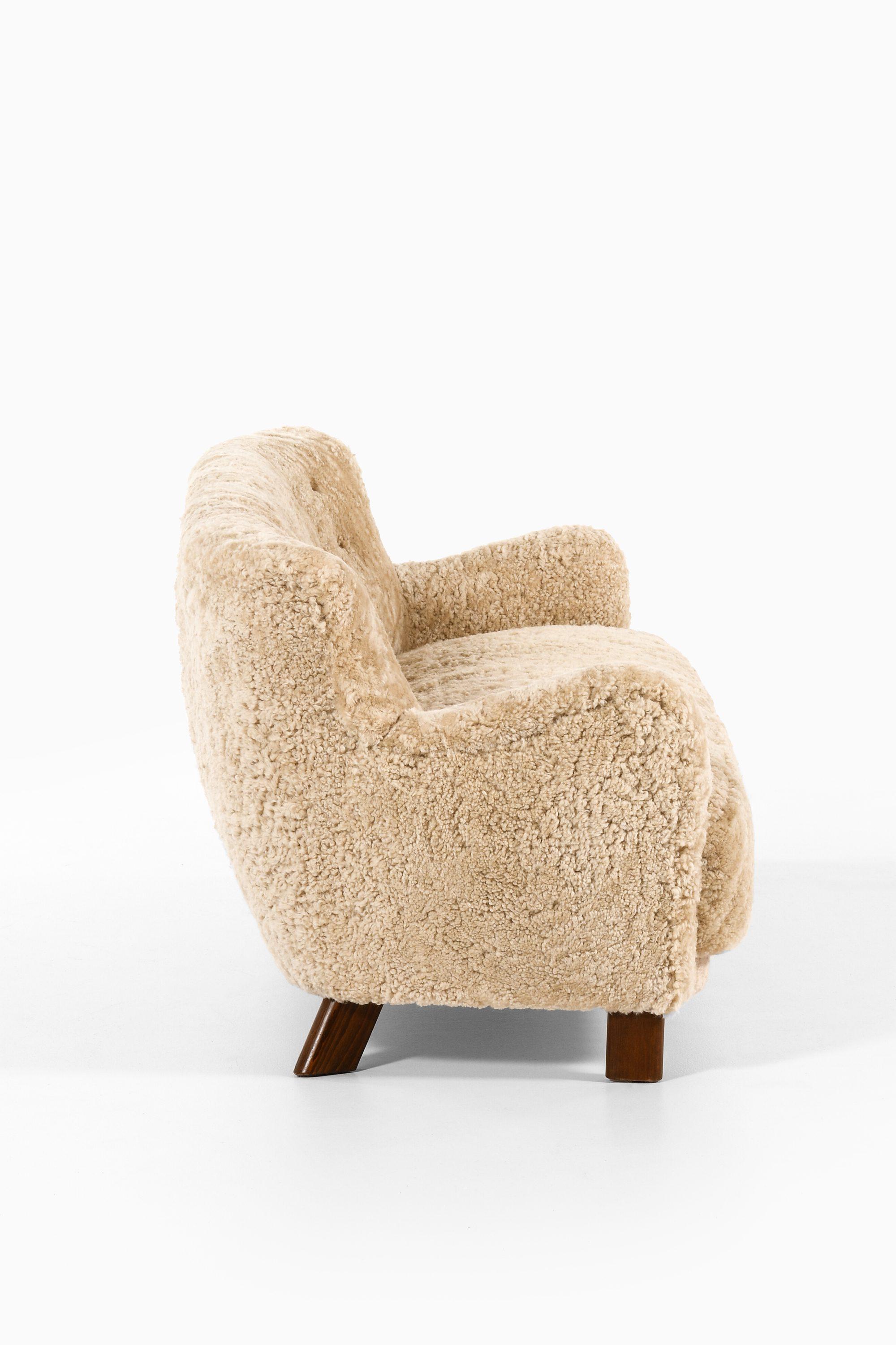 Scandinavo moderno Divano in Beeche e rivestito in pelle di pecora di Fritz Hansen, 1941 in vendita