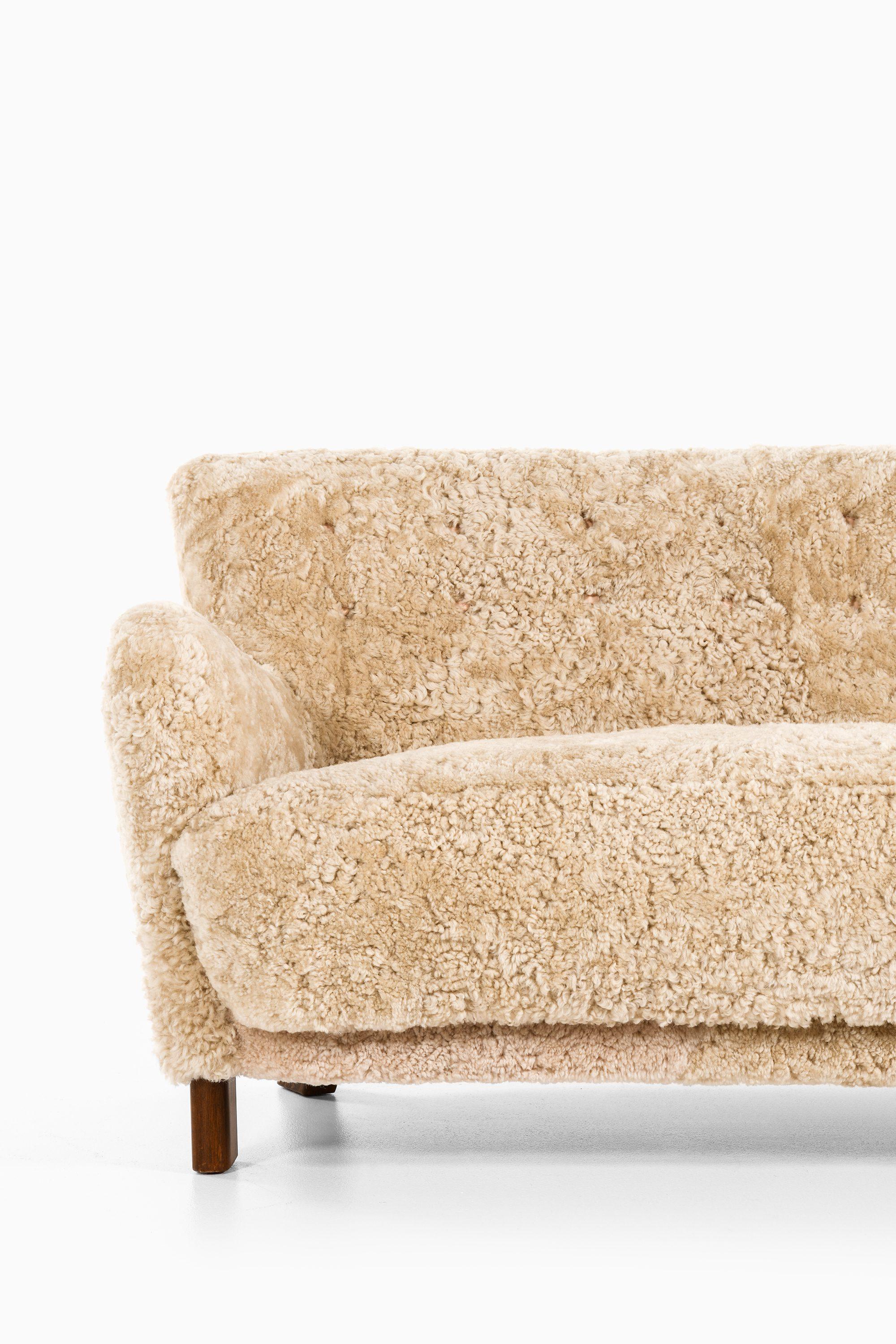 Danese Divano in Beeche e rivestito in pelle di pecora di Fritz Hansen, 1941 in vendita