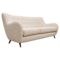 Sofá de madera de caviúna y bouclé blanco roto, de Giuseppe Scapinelli, Brasil, década de 1950