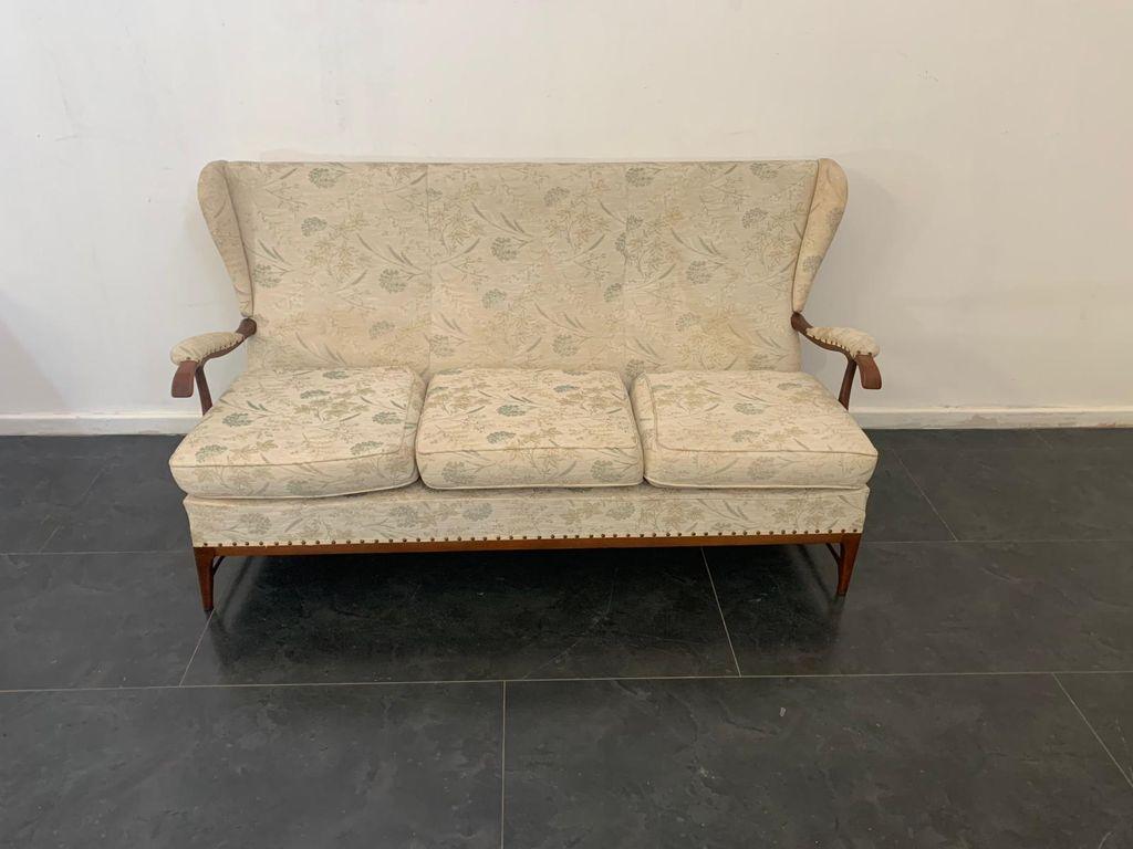 Sofa from the 1950s in cherry wood, upholstered in cotton with a pattern of leaves, a harmonious interplay of beige and wheat tones with hints of green.