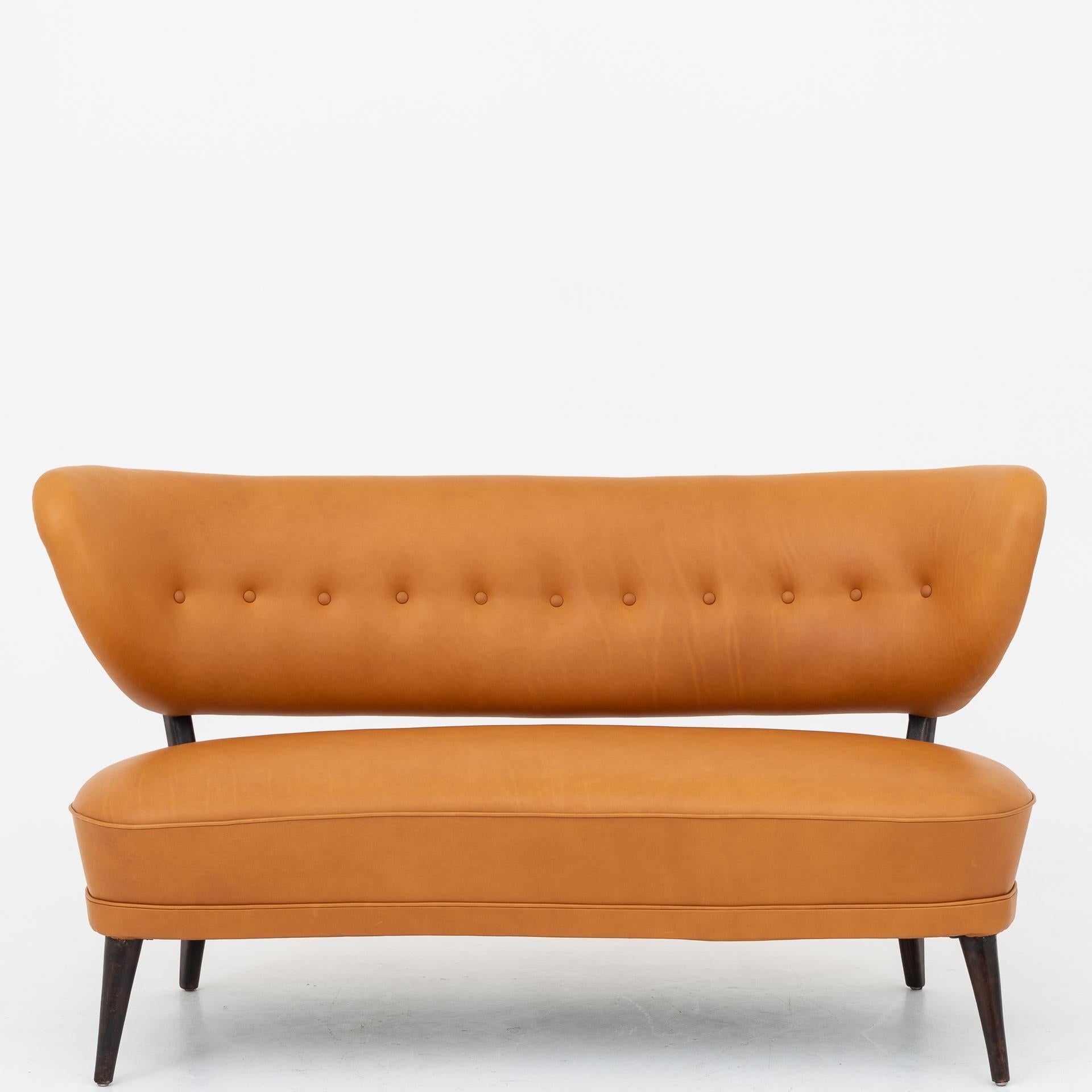 Canapé remeublé en cuir Shade Beeche avec pieds en hêtre teinté. Conçu par Otto Schulz.