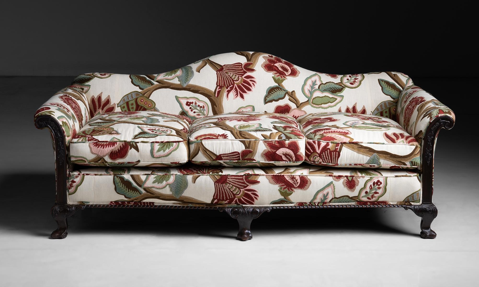 Sofa aus besticktem Leinen von Pierre Frey

England um 1900

Niedriges Kamelrückensofa mit geschnitztem Holzrahmen. Neu bezogen mit blumenbesticktem Leinen.

73,5 