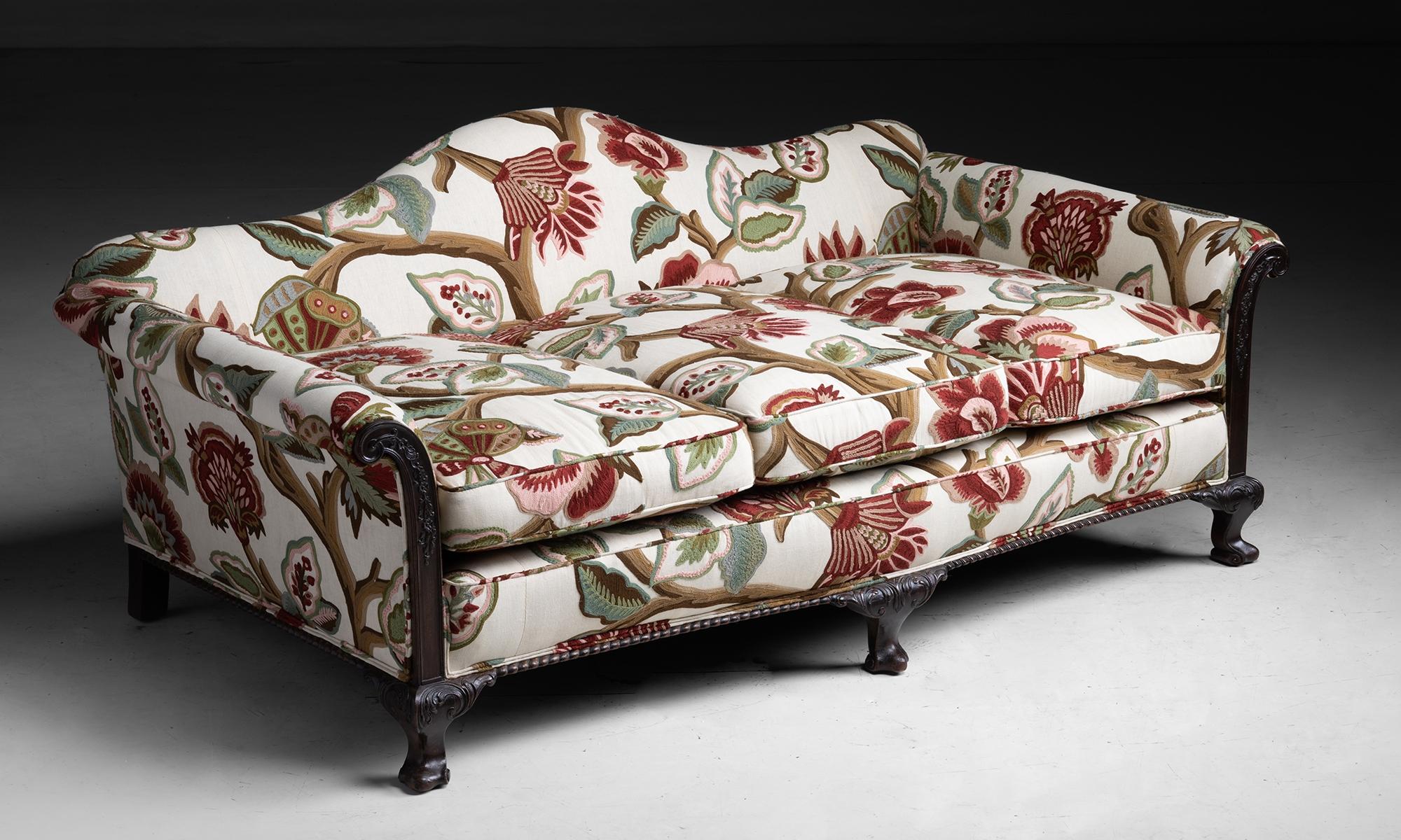 Sofa in Embroidered Linen by Pierre Frey, England circa 1900 In Good Condition For Sale In Culver City, CA