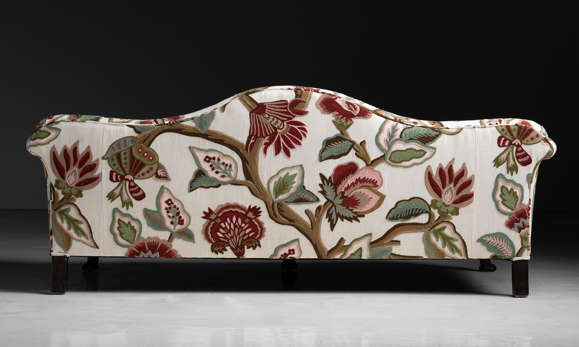 Canapé en lin brodé de Pierre Frey, Angleterre vers 1900 Bon état - En vente à Culver City, CA