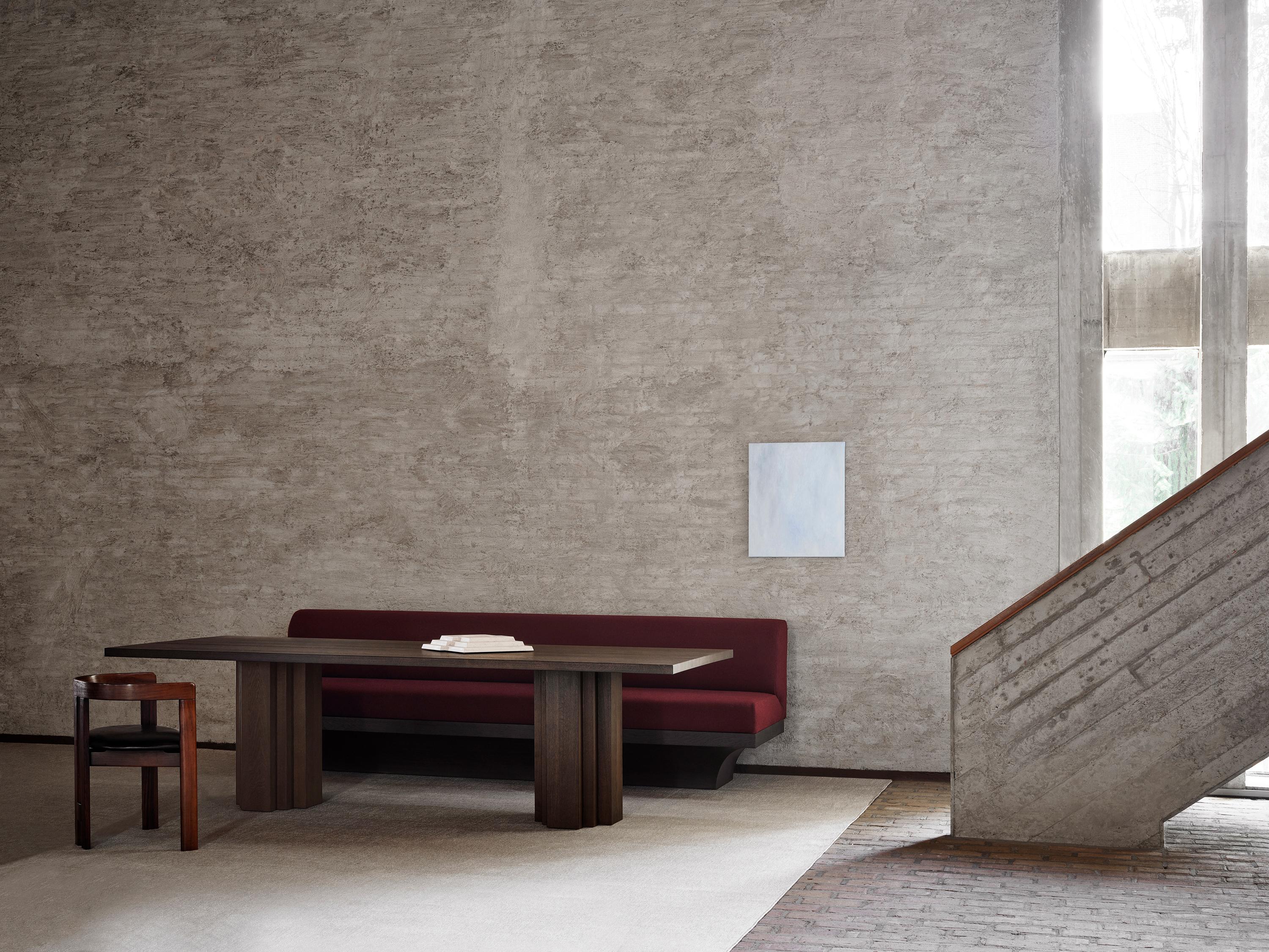 Er kombiniert die scharfen Schnitzereien des monumentalen, gewölbten Sockels mit den bequemen, abgerundeten Formen der voluminösen Polsterung. Das Sofa Acer ist auf Komfort und Langlebigkeit ausgelegt und besteht aus den besten MATERIALEN und