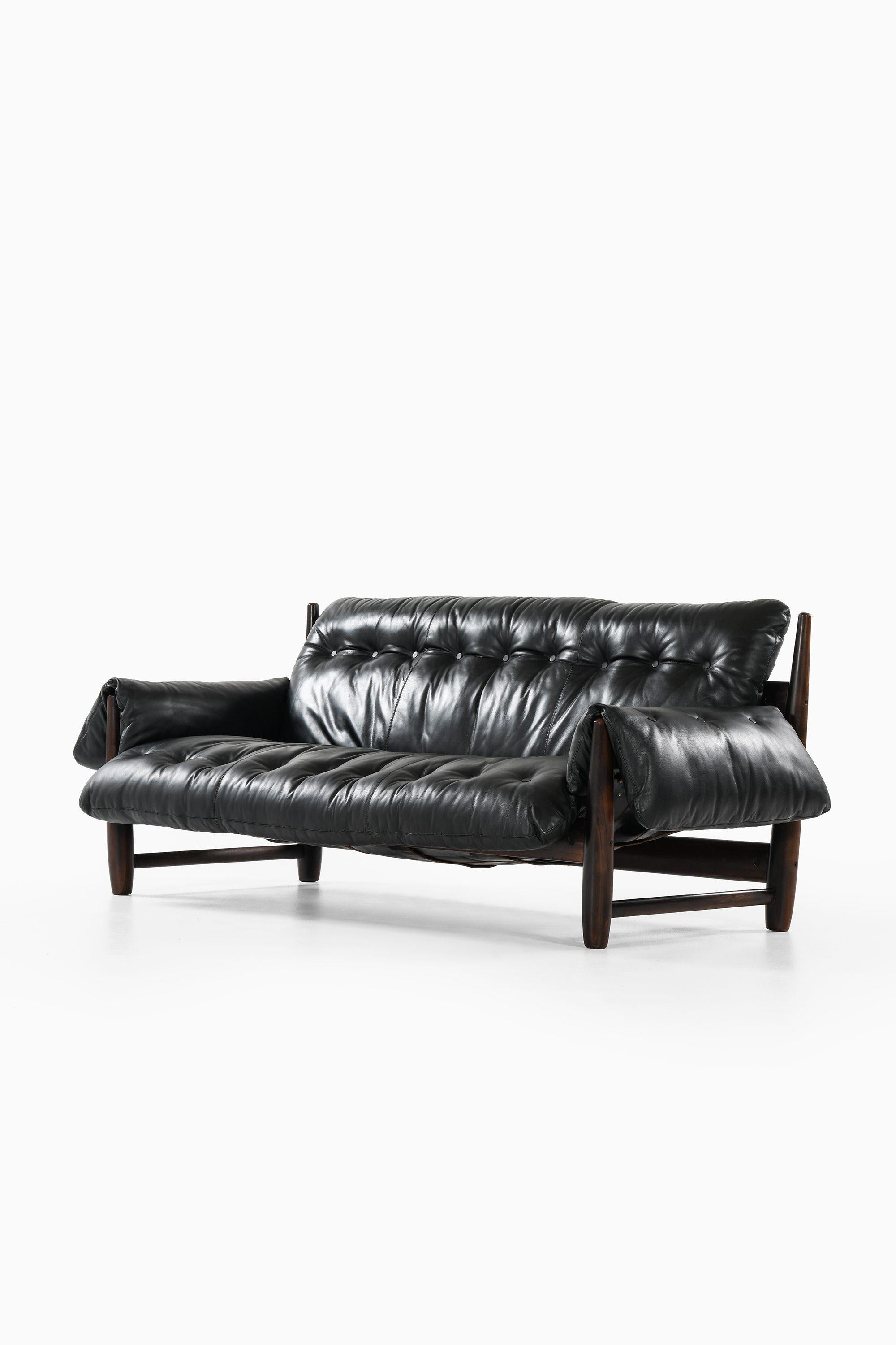 Sofa in Jacaranda and Leather by Sergio Rodrigues, 1957

Additional Information:
Material: Jacaranda and leather
Style: Mid century, Brazil
Rare sofa model Mole
Produced in Brazil
Dimensions (W x D x H): 195 x 95 x 76 cm
Seat Height: 35