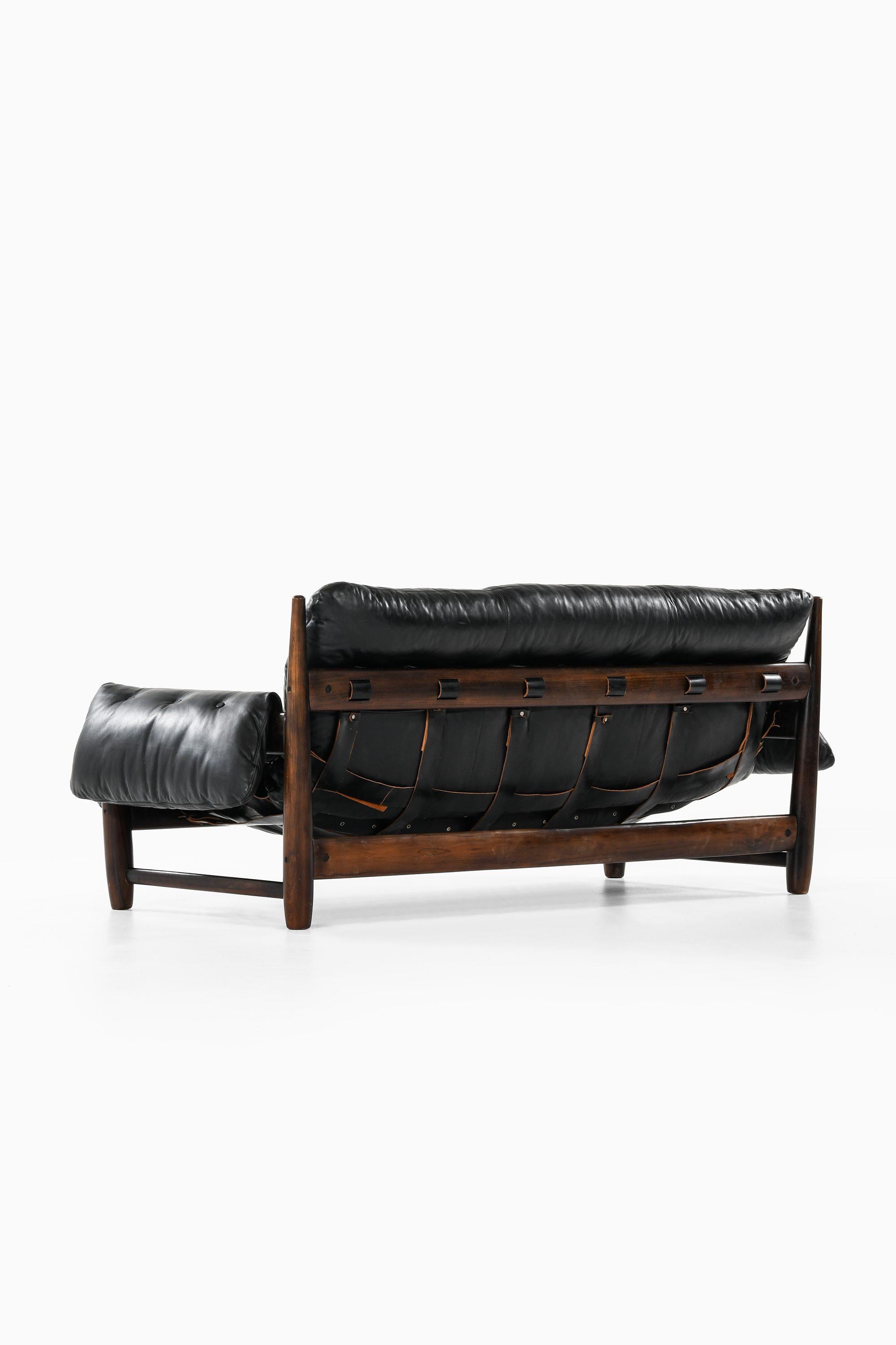 Mid-Century Modern Sofa in Jacaranda and Leather by Sergio Rodrigues, 1957 For Sale