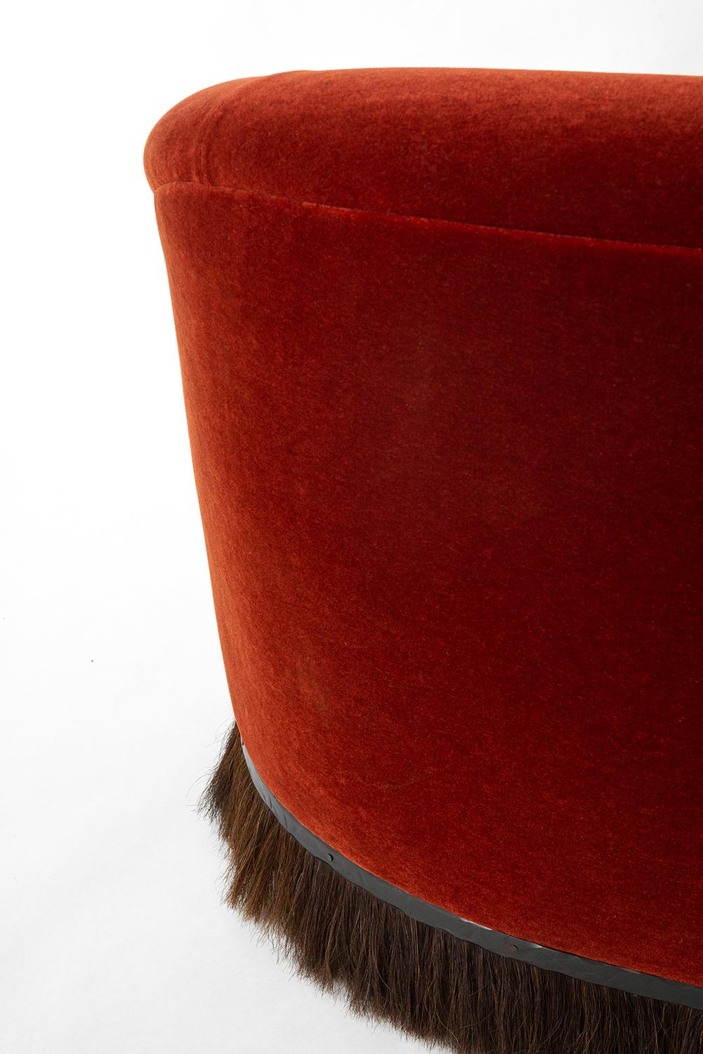 Sofa aus plüschigem Mohair aus Knoll-Textil mit handgeschnitzten Stahlelementen und Pferdehaar im Zustand „Neu“ im Angebot in Bronx, NY