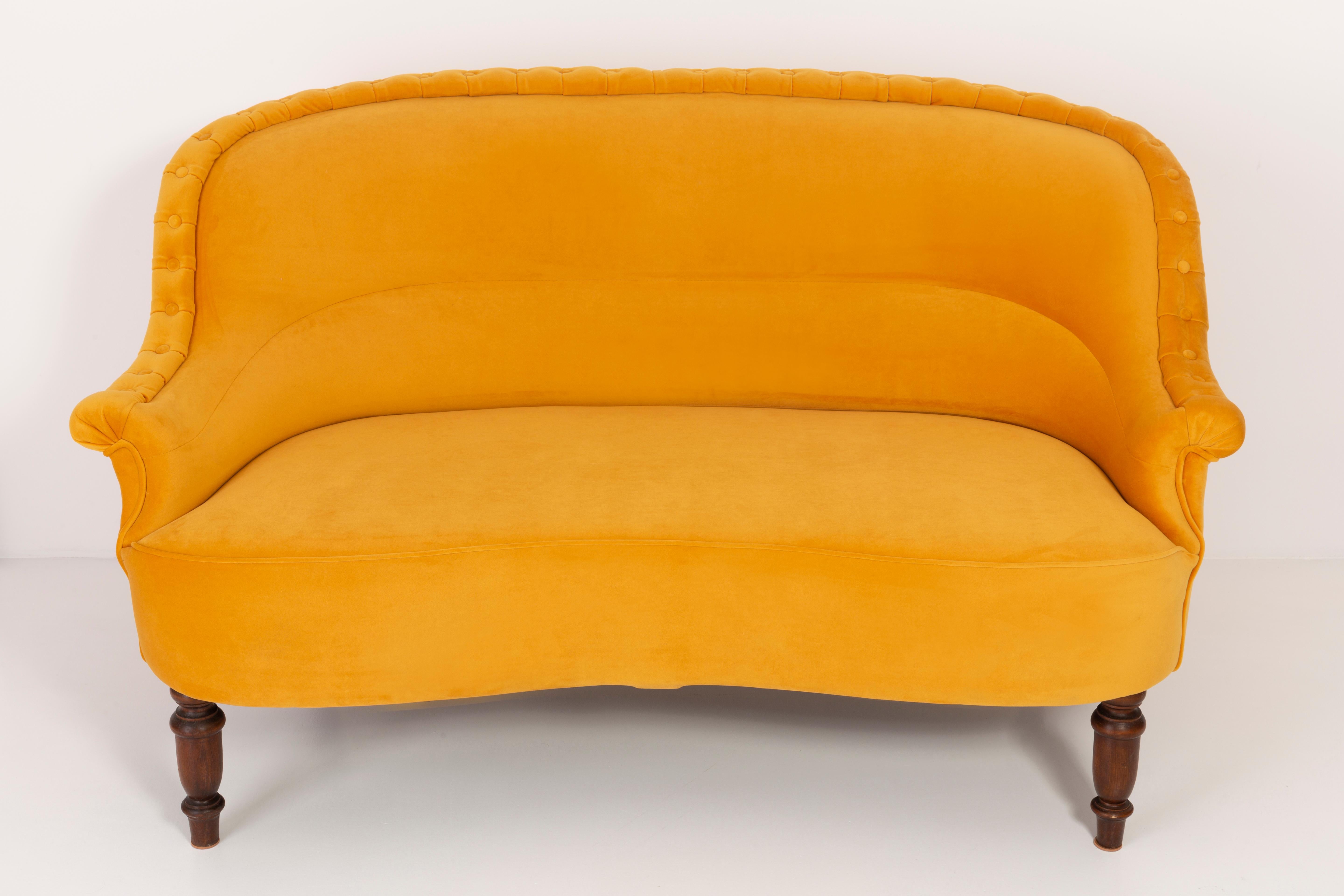 Canapé allemand produit dans les années 1930 à Berlin. Le canapé est après une rénovation complète de la tapisserie et de la menuiserie. Les pieds en bois sont soigneusement nettoyés et recouverts d'un vernis semi-mat de la couleur d'une noix. La