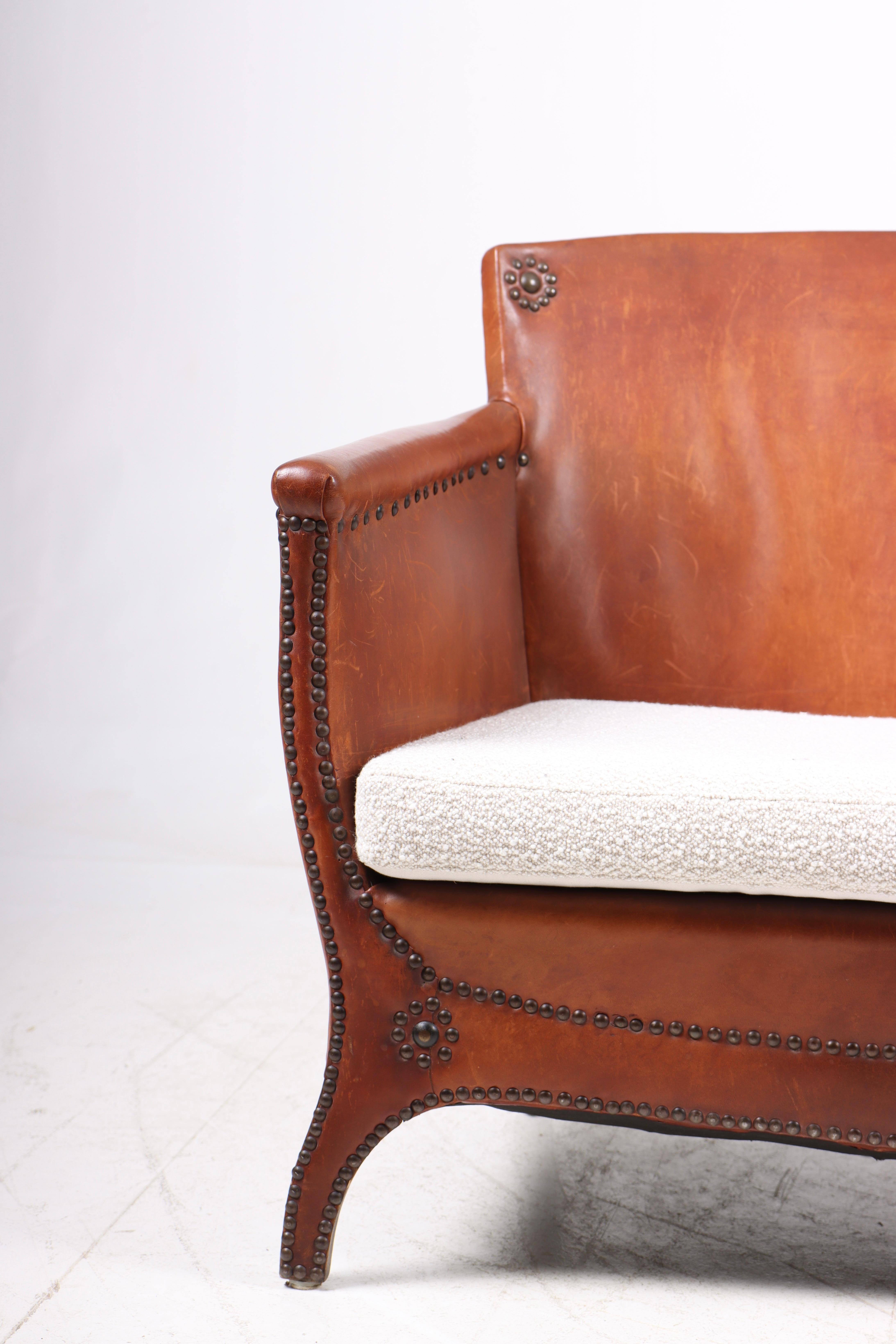 Sofa aus Leder und Boucle. Entworfen von Otto Schulz und hergestellt von Boet AB. Toller Zustand.
 