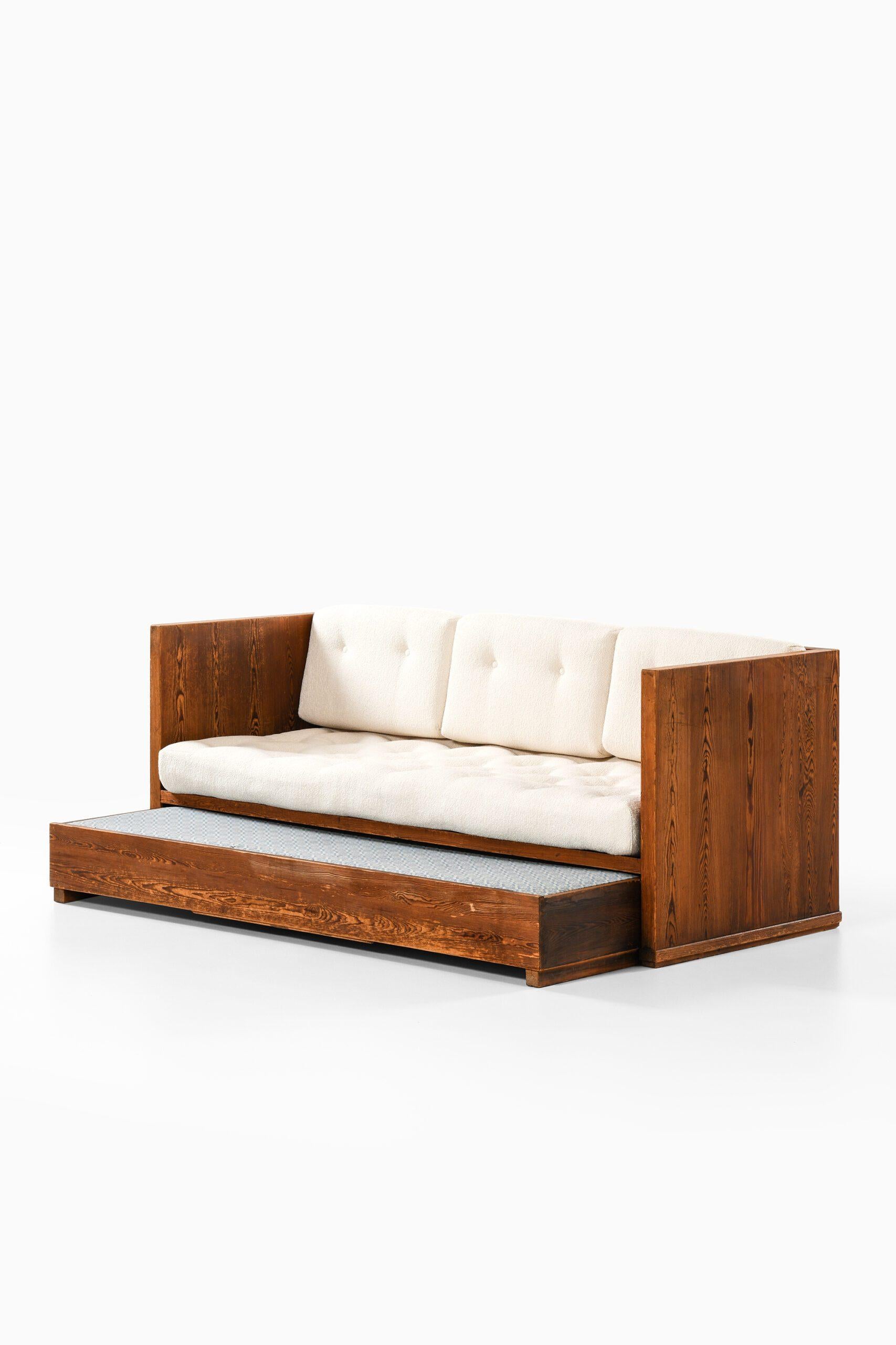 Sofa in Pine and Bouclé Attributed to Axel Einar Hjorth, 1930s For Sale 5