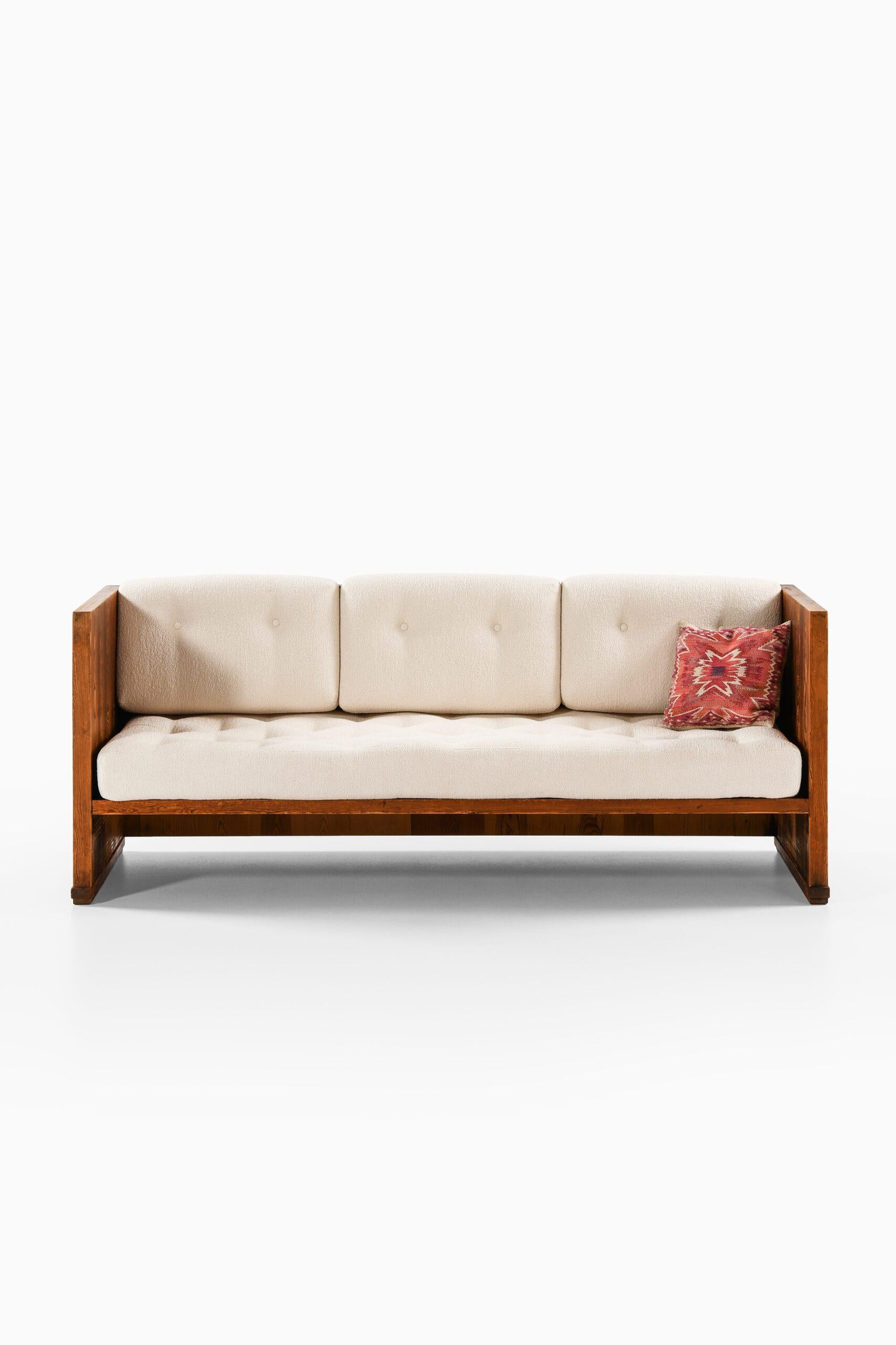 Sofa in Pine and Bouclé Attributed to Axel Einar Hjorth, 1930s

Additional Information:
Material: Pine and bouclé
Style: Mid Century, Scandinavian
Sofa
Produced by Nordiska Kompaniet in Sweden
Dimensions: 
(W x D x H): 200 x 85 x 80 cm, SH: 41 cm
