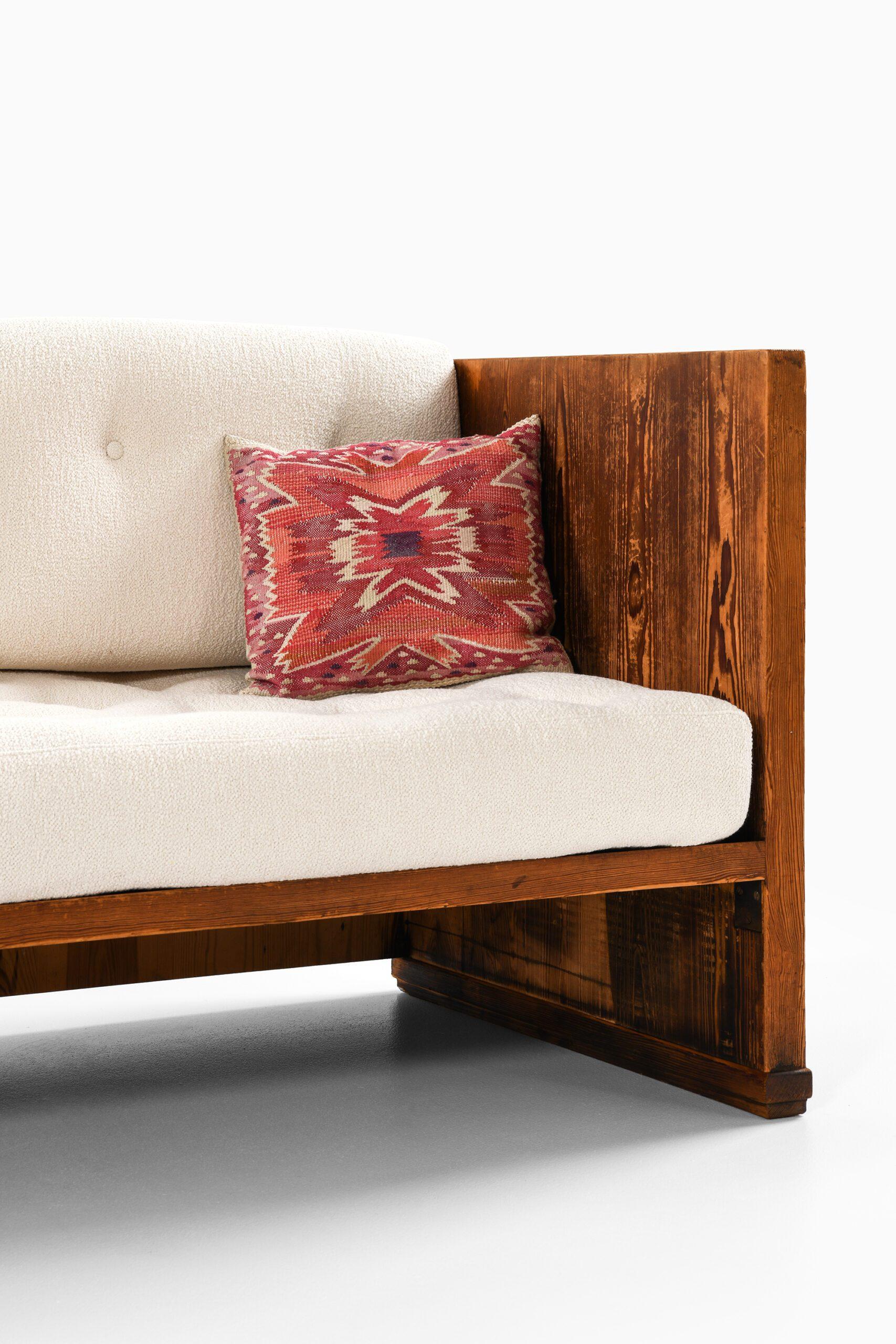 Scandinavian Modern Sofa in Pine and Bouclé Attributed to Axel Einar Hjorth, 1930s For Sale