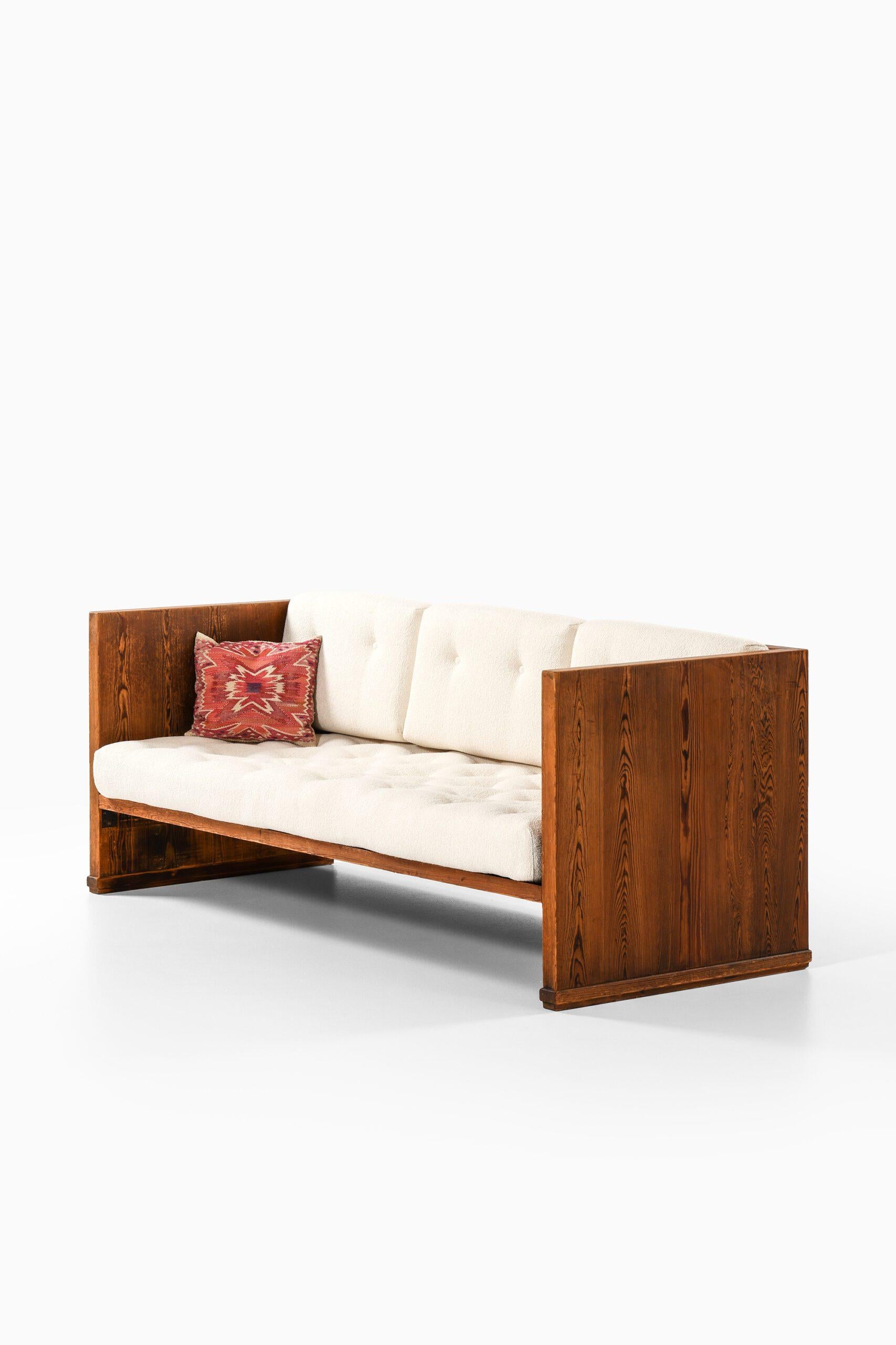 Mid-20th Century Sofa in Pine and Bouclé Attributed to Axel Einar Hjorth, 1930s For Sale
