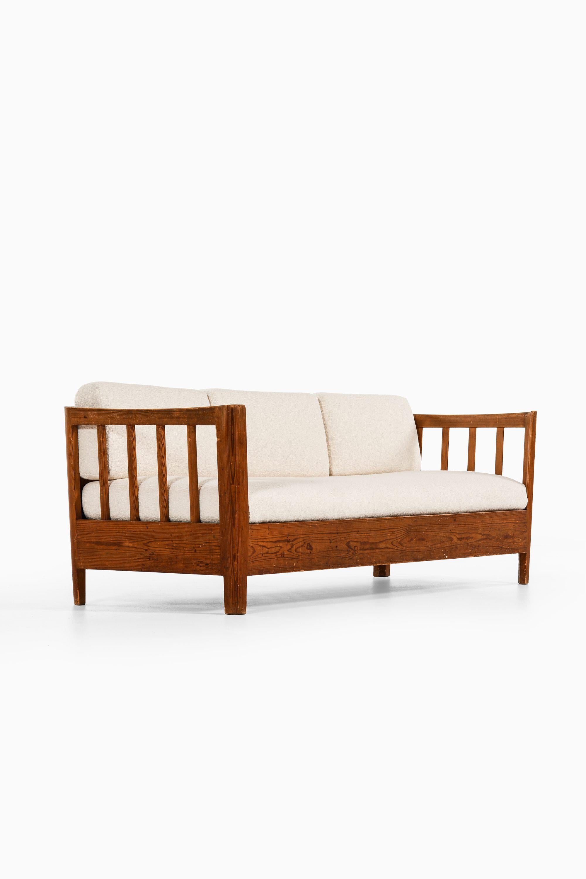 Divano in legno di pino e appena rivestito in tessuto bouclé bianco di Carl Malmsten, 1936

Informazioni aggiuntive:
Materiale: Pino e rivestimento recente in tessuto Bouclé bianco
Stile: Metà secolo, Scandinavo
Prodotto in Svezia
Dimensioni (L. x