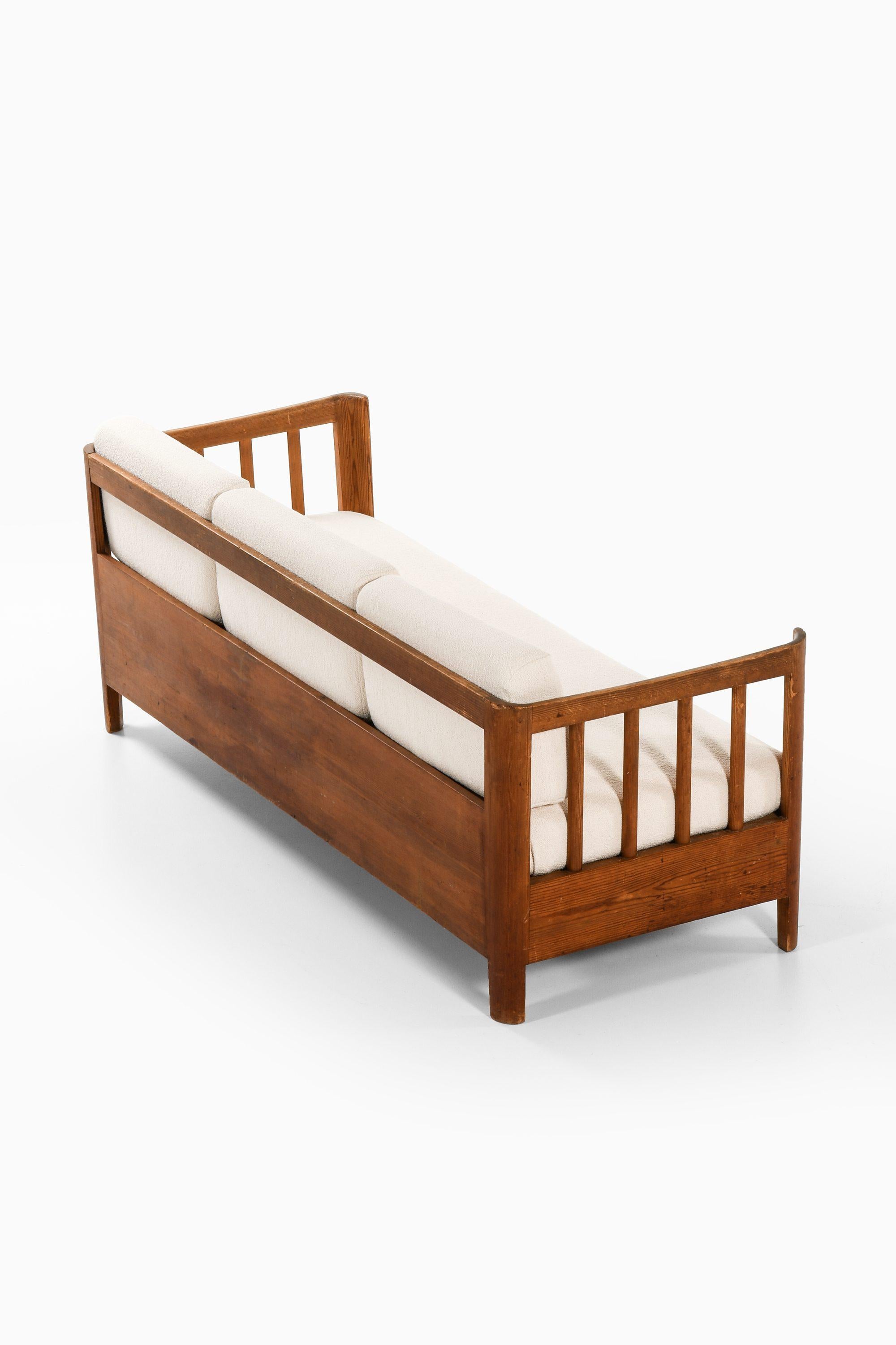 Scandinavo moderno Divano in pino e tessuto bouclé bianco di Carl Malmsten, 1936 in vendita