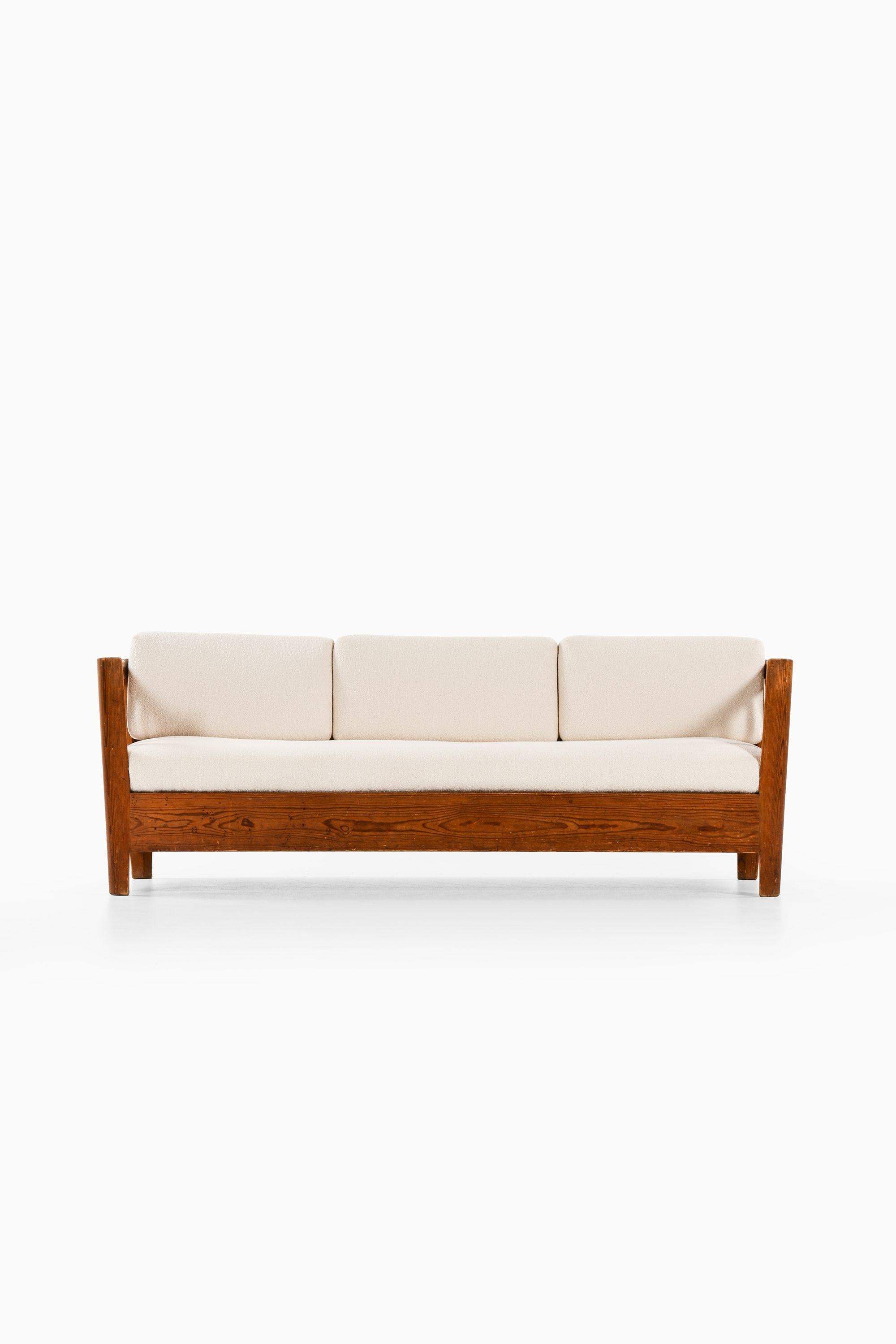Divano in pino e tessuto bouclé bianco di Carl Malmsten, 1936 in vendita 2