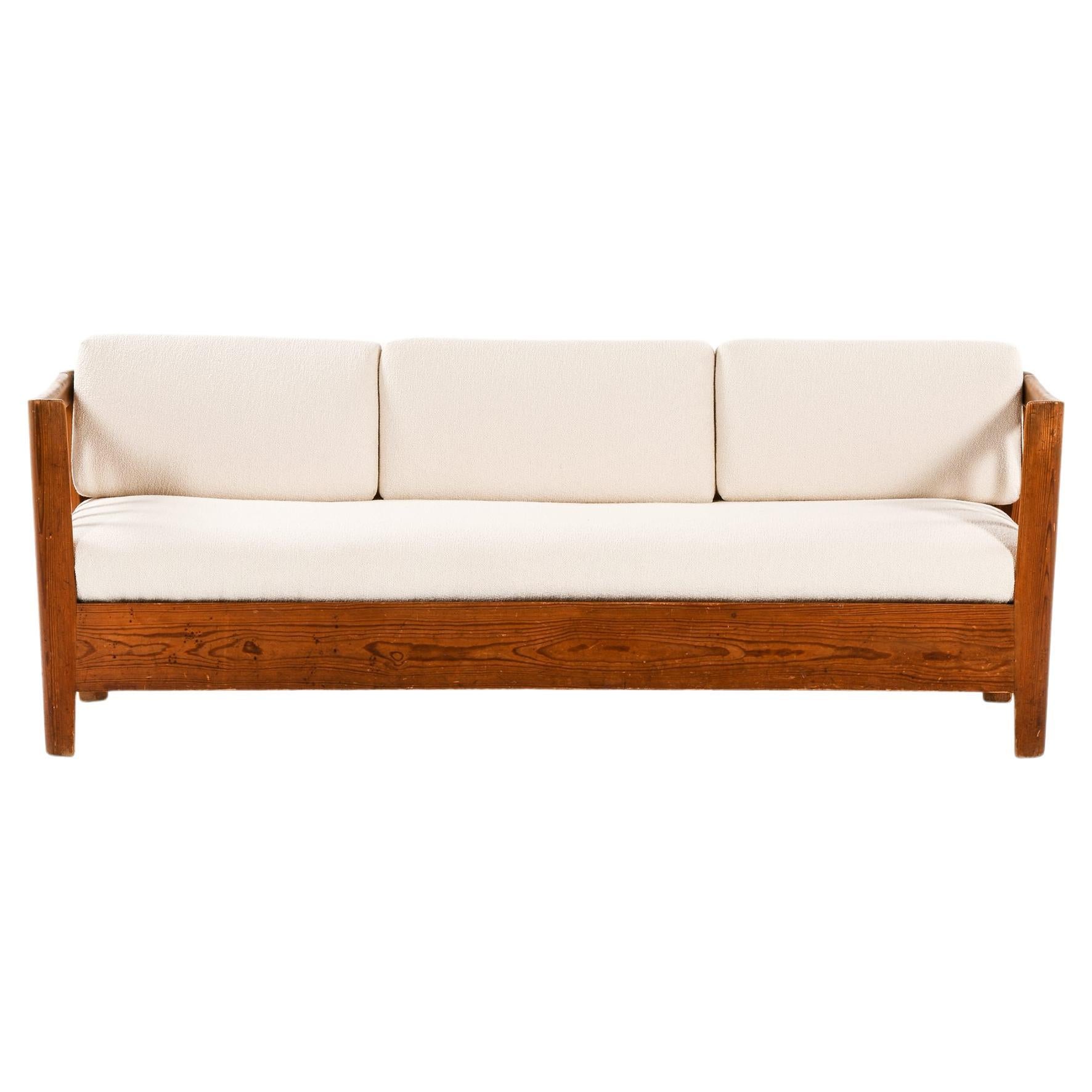 Sofa aus Kiefer und weißem Bouclé-Stoff von Carl Malmsten, 1936