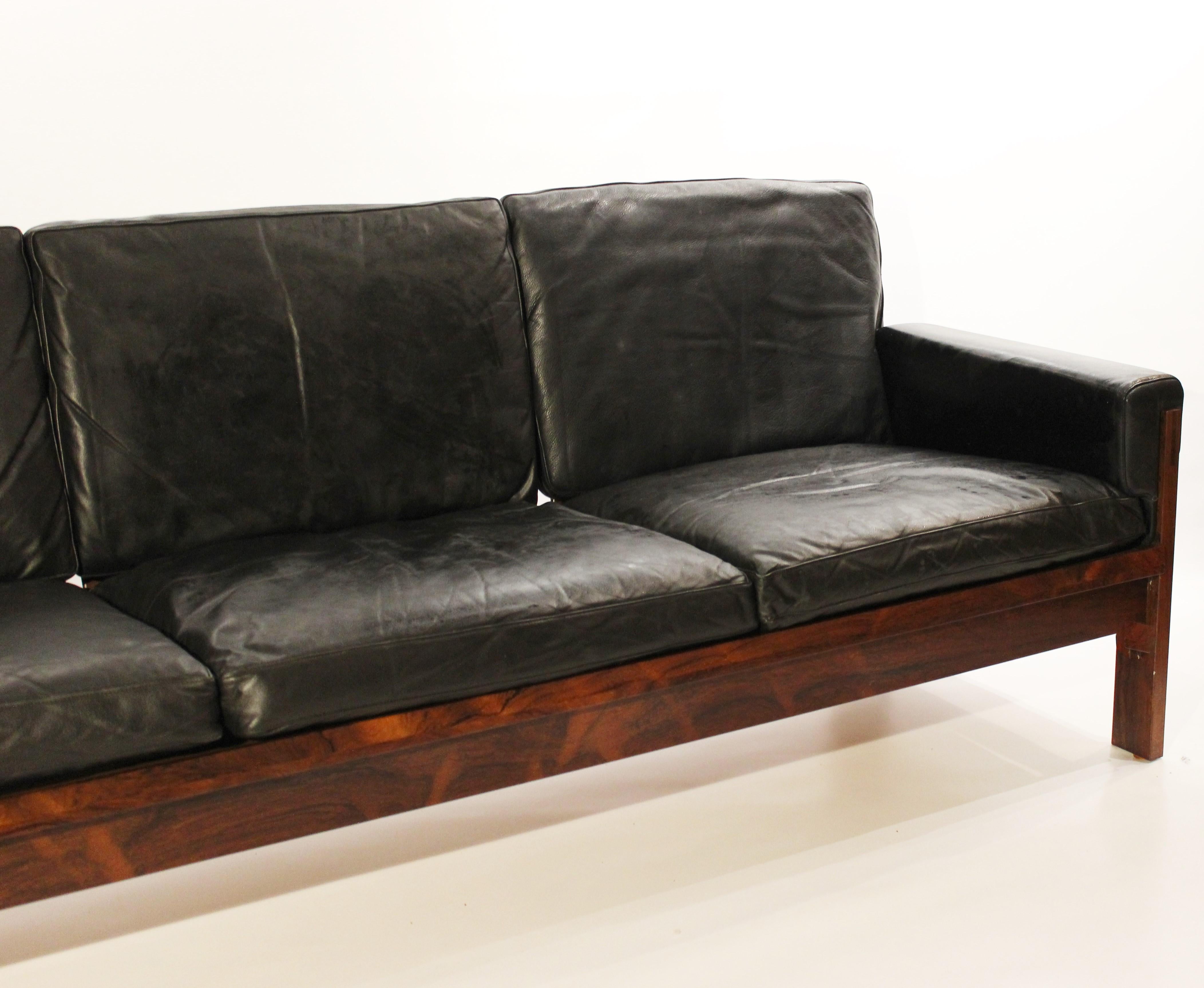 Sofa in rosewood and black leather of Danish design from the 1960s. The sofa is in great vintage condition.