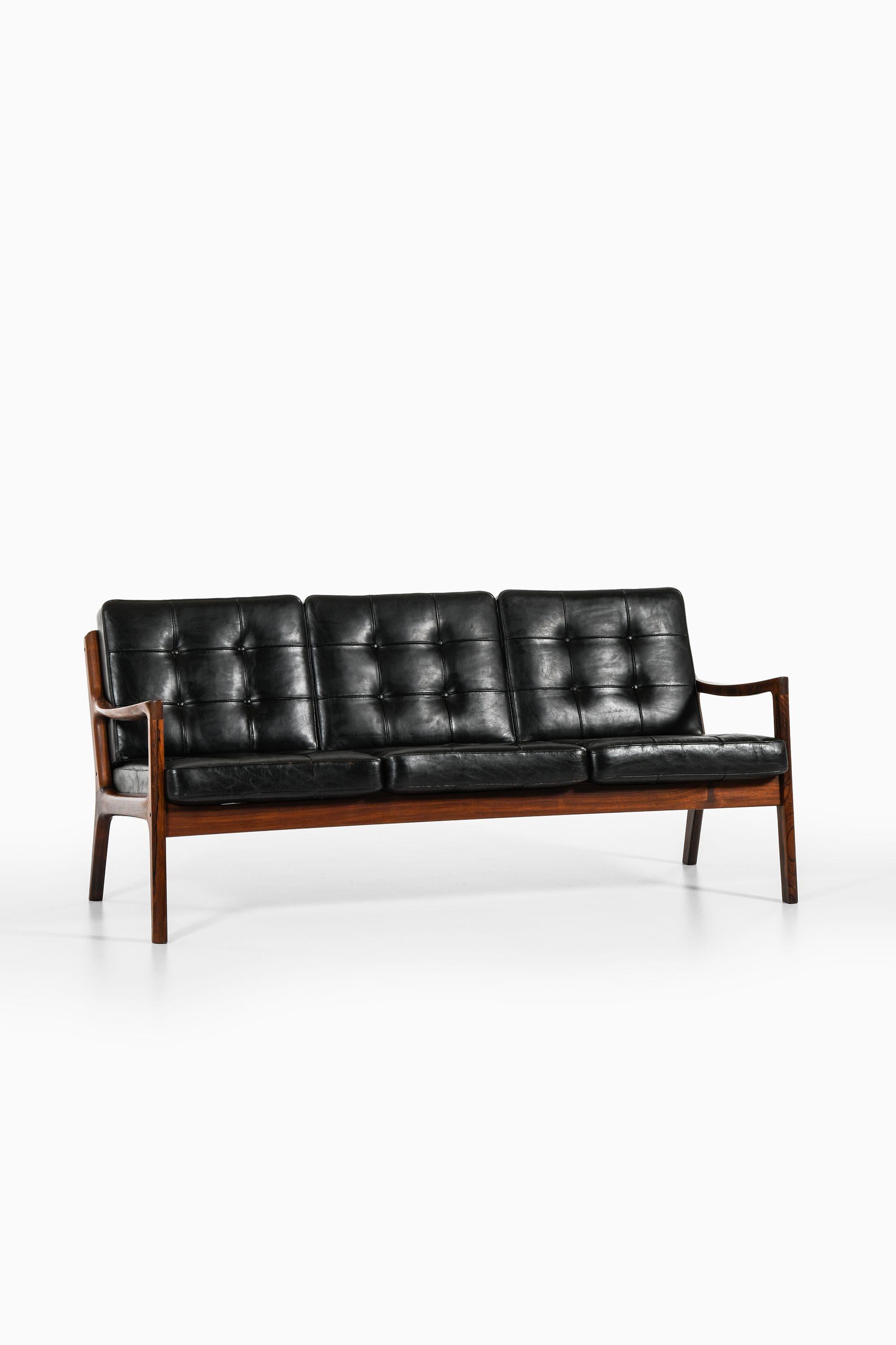 Sofa aus Palisanderholz und schwarzem Original-Leder von Ole Wanscher, 1951

Zusätzliche Informationen:
MATERIAL: Palisanderholz und schwarzes Original-Leder
Stil: Mitte des Jahrhunderts, skandinavisch
Seltenes Sofa Modell 116 / Senator
Produziert