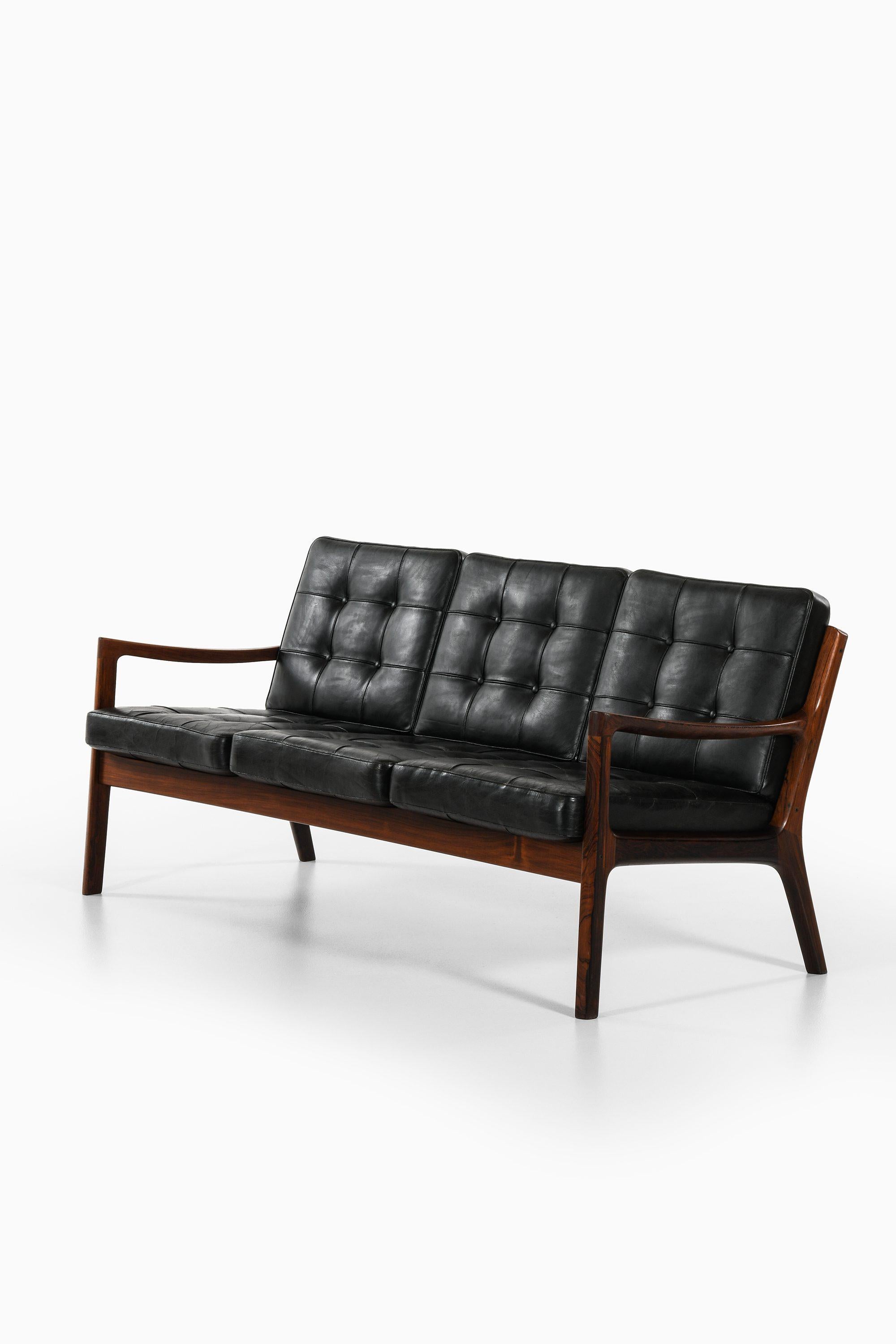 Sofa aus Palisanderholz und schwarzem Original-Leder von Ole Wanscher, 1951 (Skandinavische Moderne) im Angebot