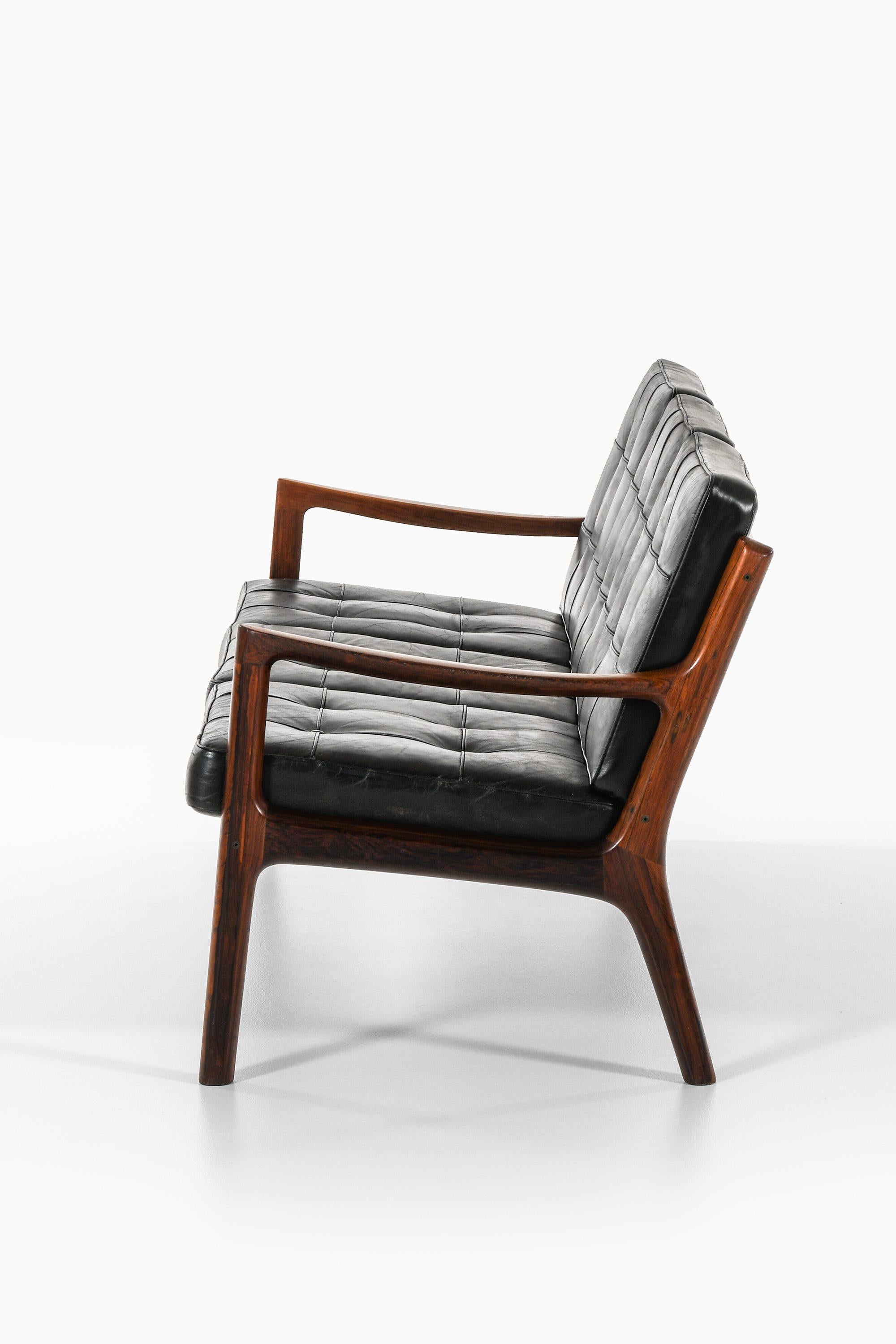 Sofa aus Palisanderholz und schwarzem Original-Leder von Ole Wanscher, 1951 (Dänisch) im Angebot